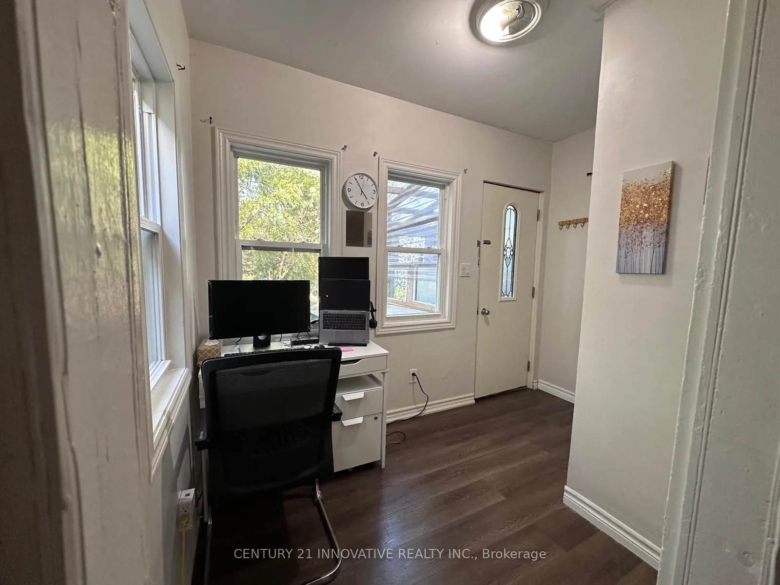 165 Dundas Street N
