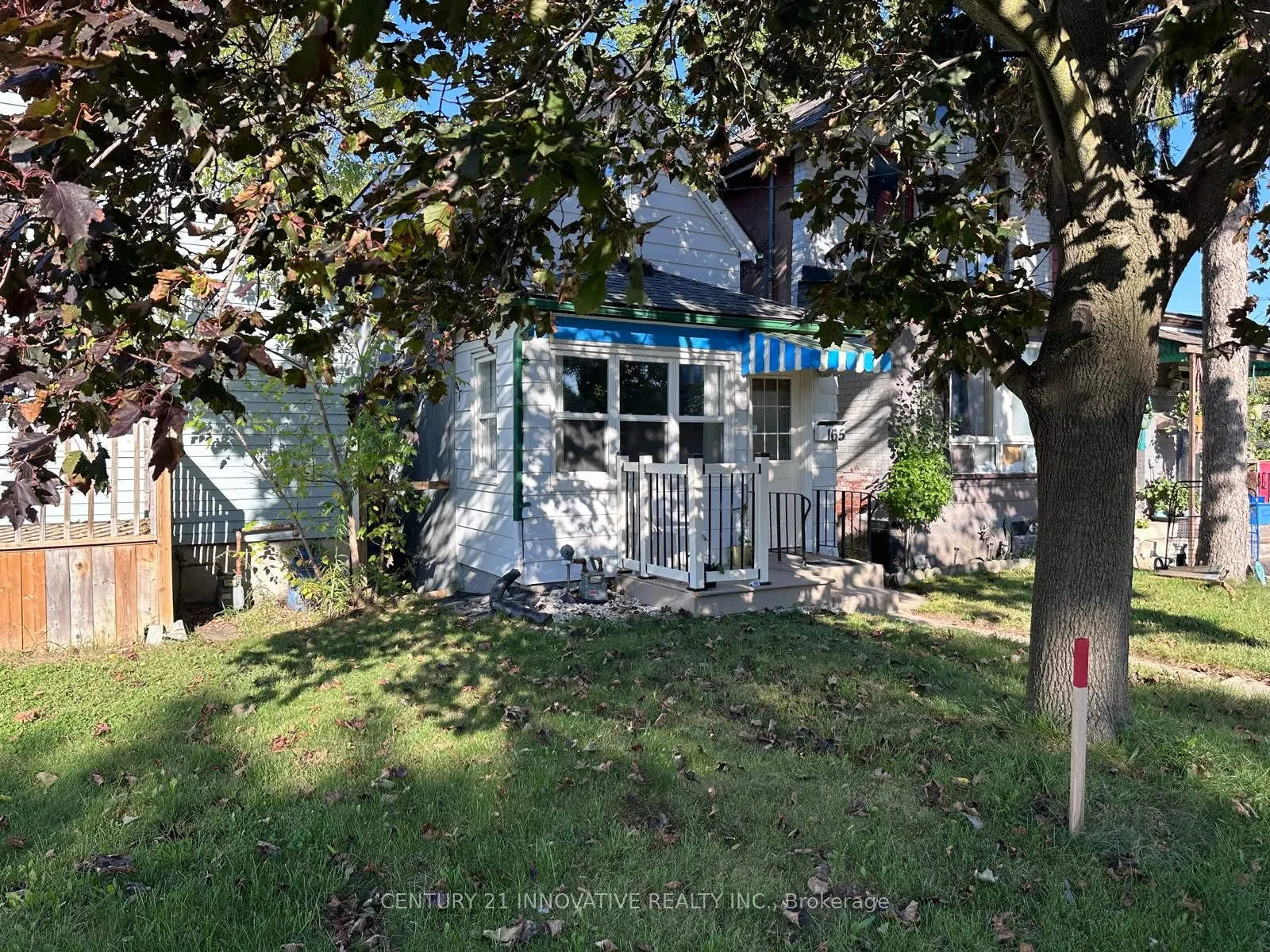 165 Dundas Street N