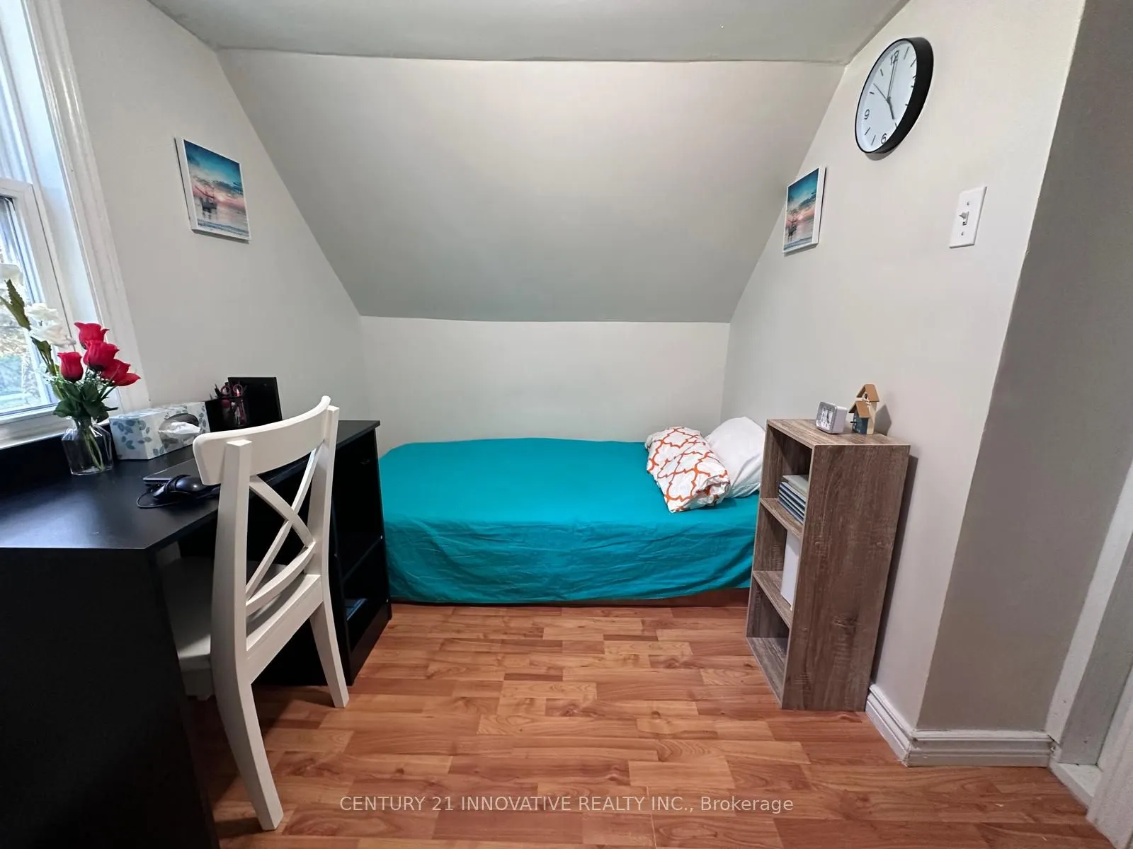 165 Dundas Street N
