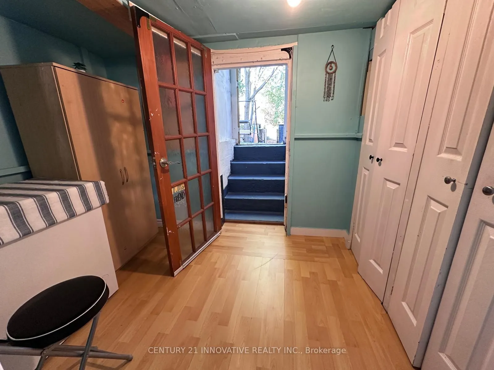 165 Dundas Street N