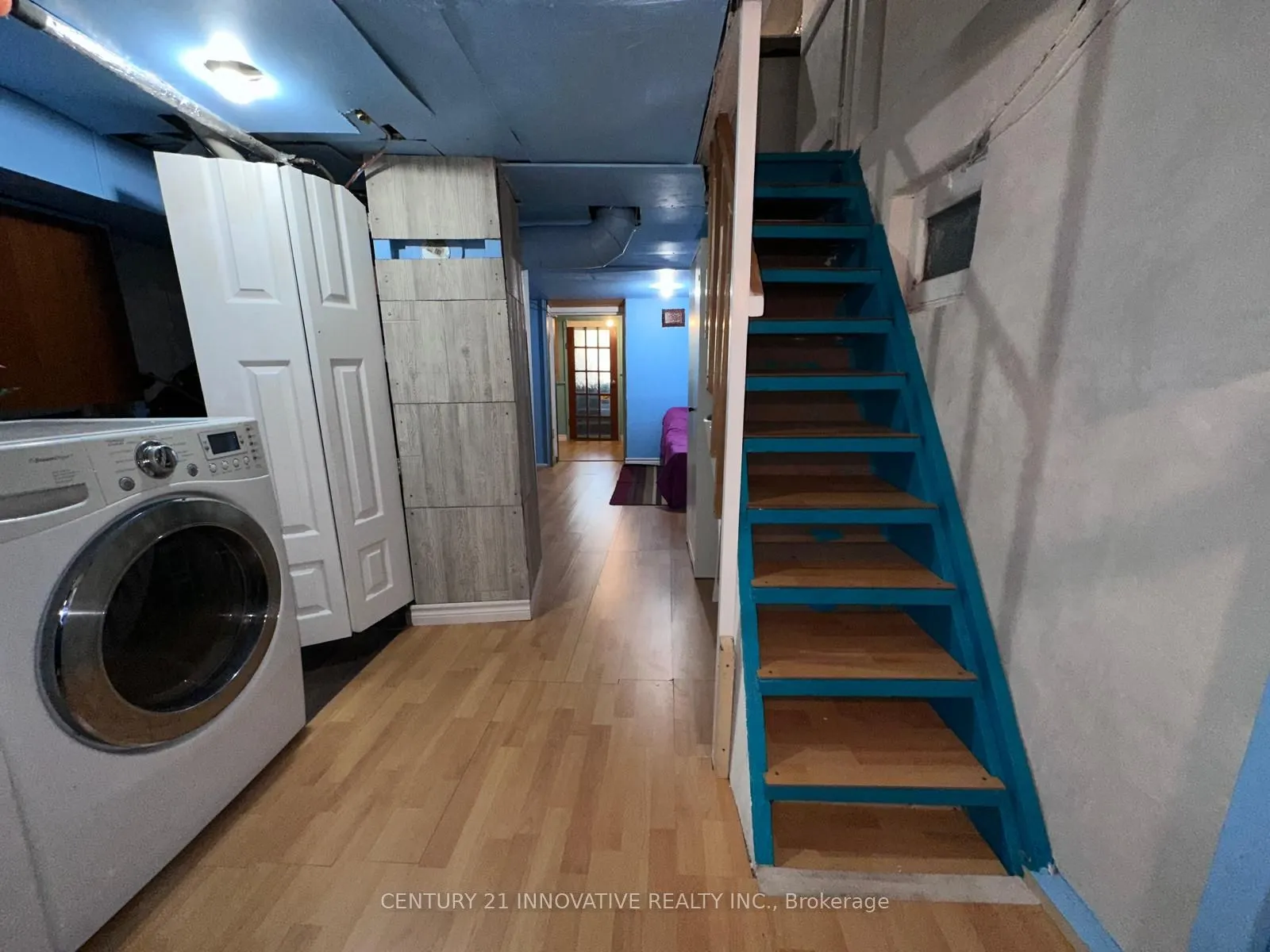 165 Dundas Street N