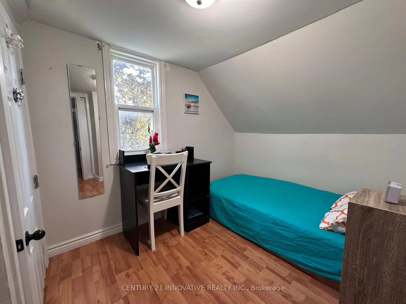 165 Dundas Street N