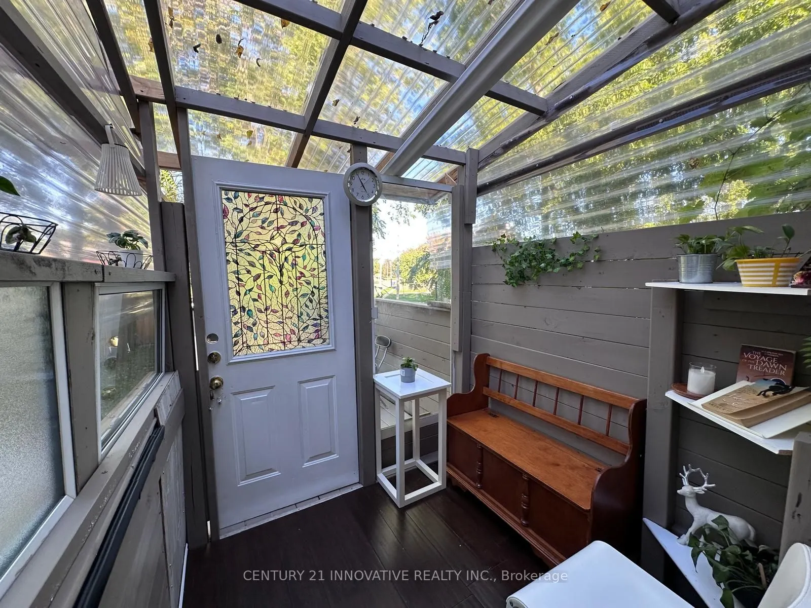 165 Dundas Street N