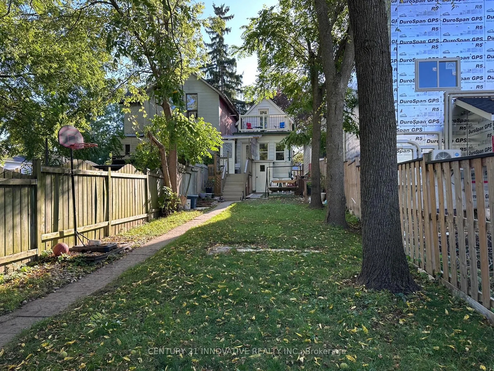 165 Dundas Street N