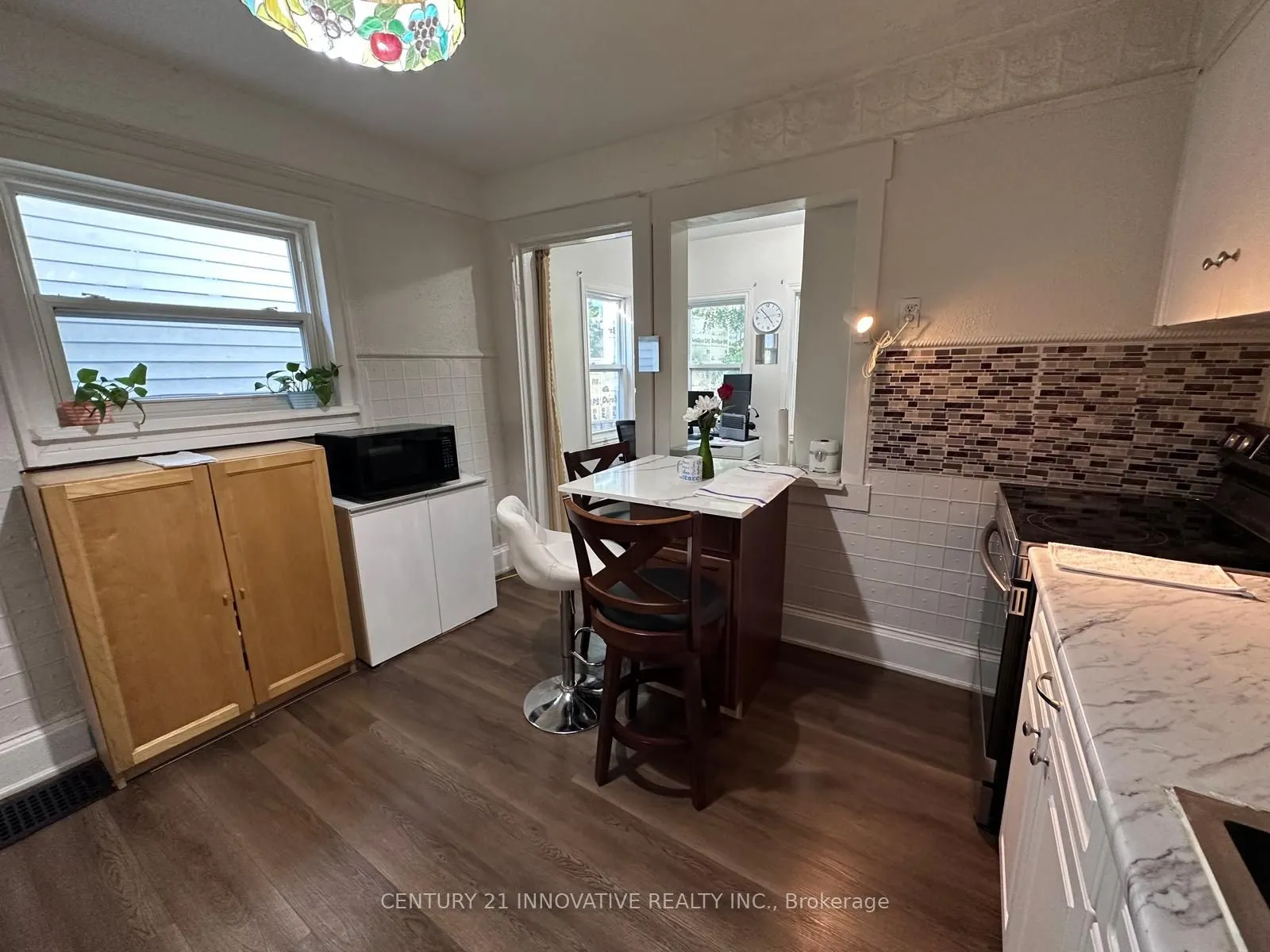165 Dundas Street N