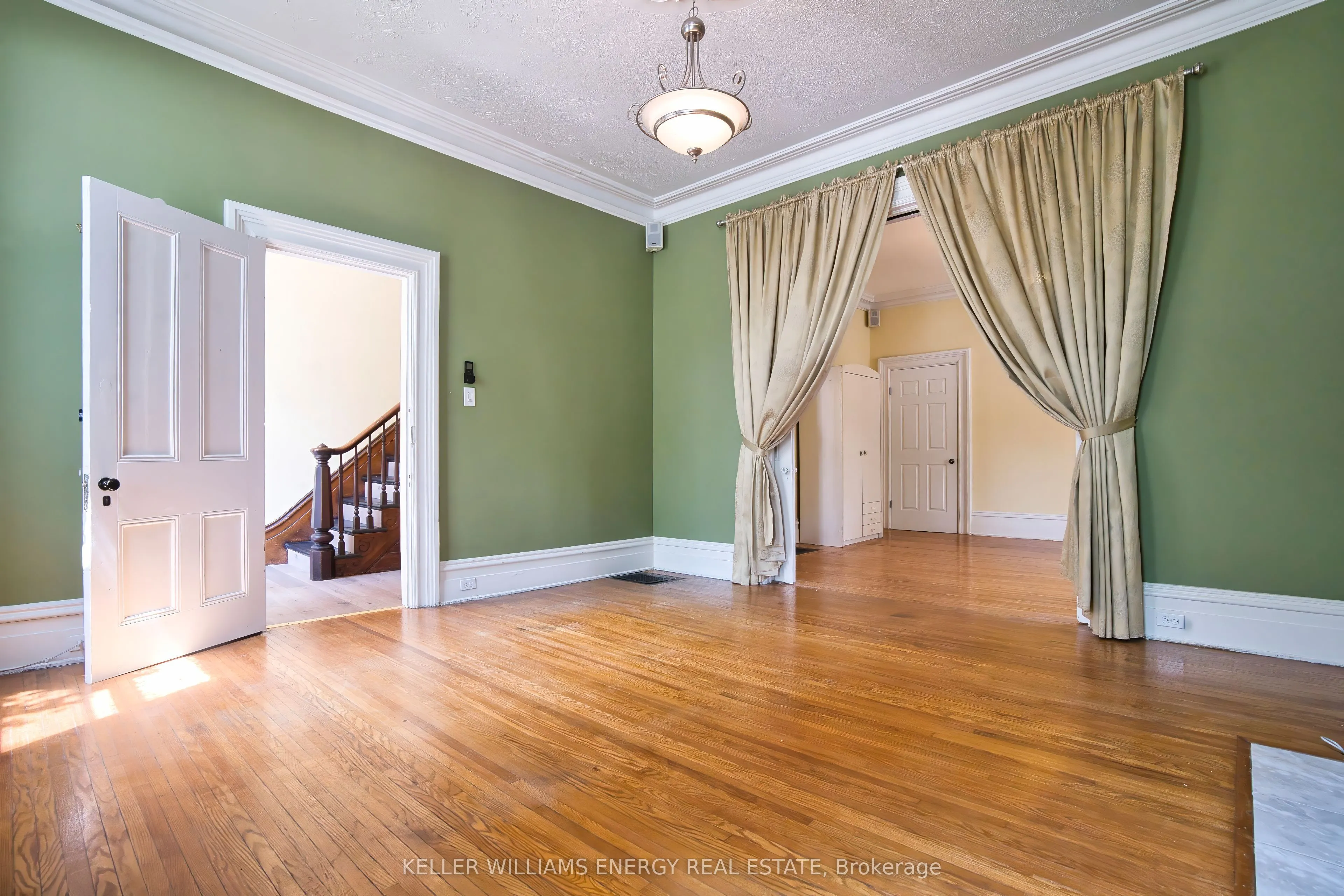 88 Wellington Street N