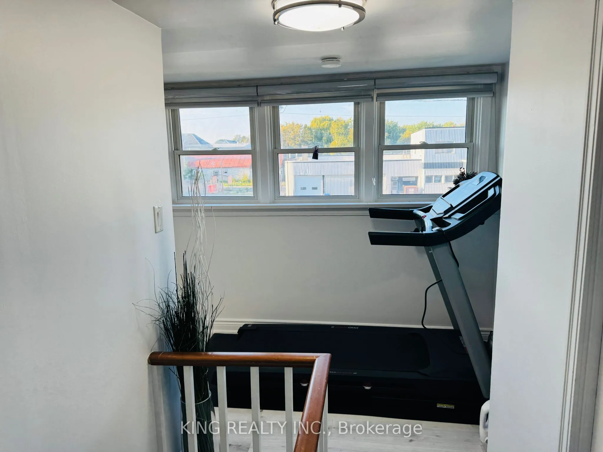 39 MAIN Street E