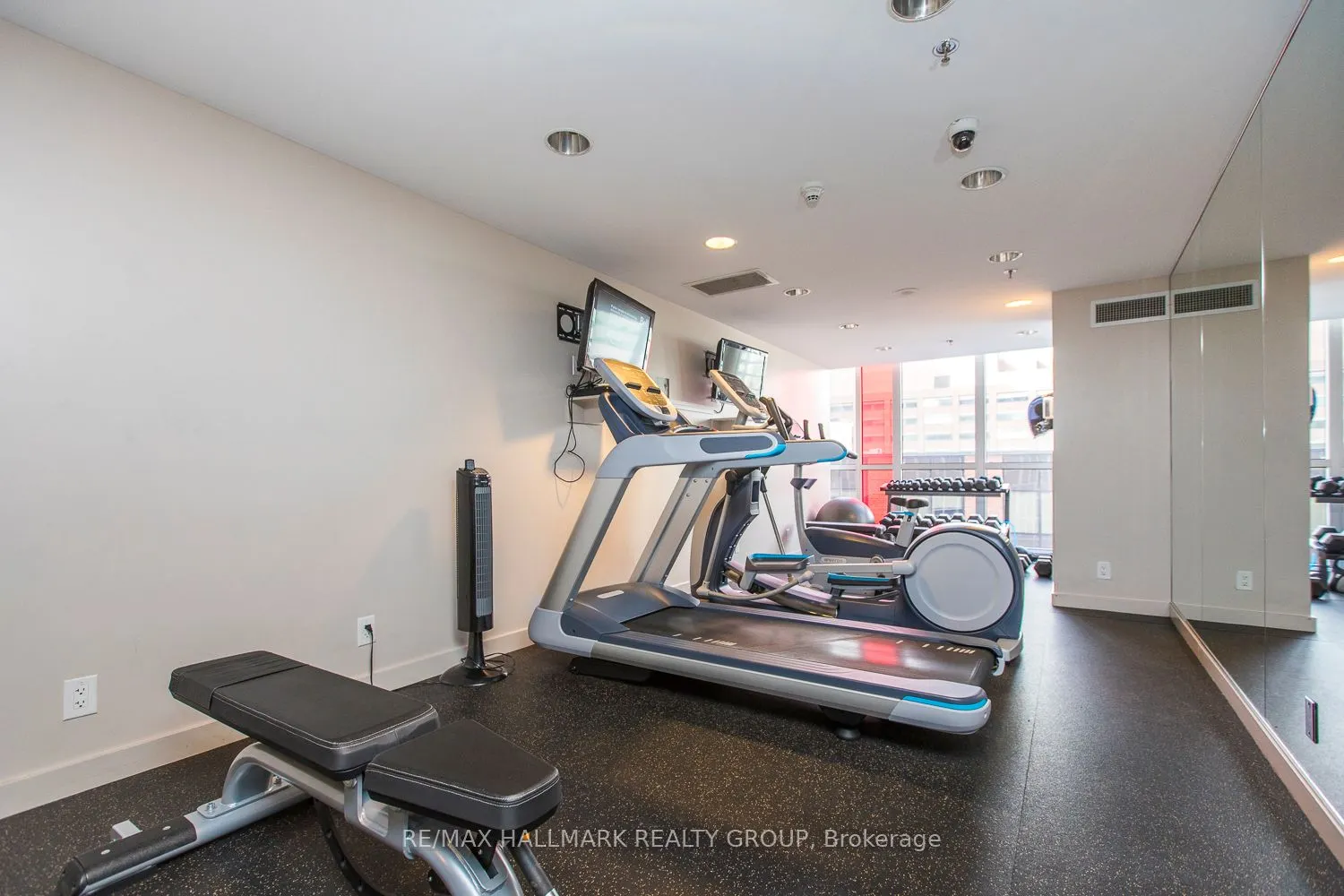 324 Laurier Avenue W, #906