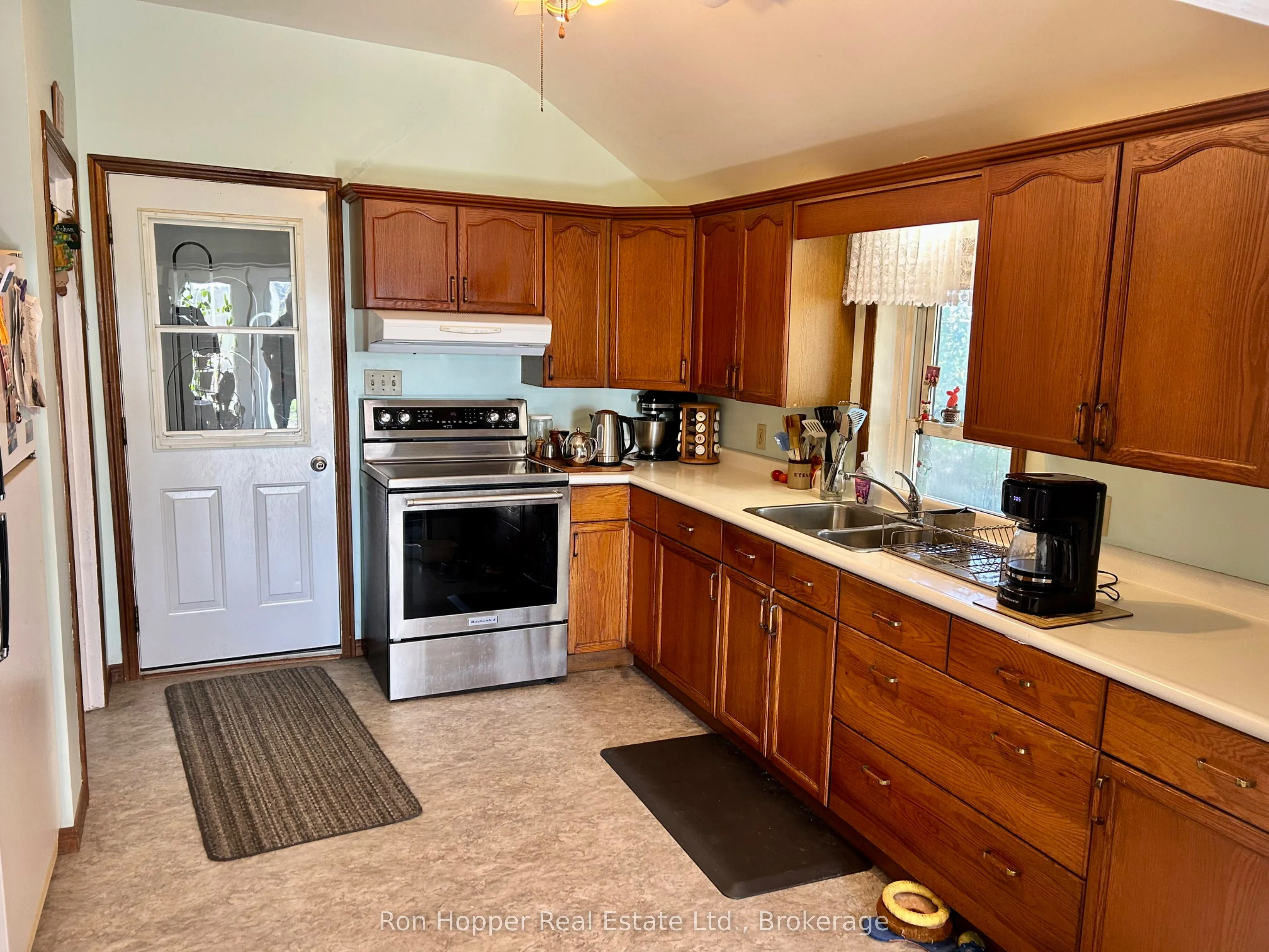 439567 Sydenham-Lakeshore Drive