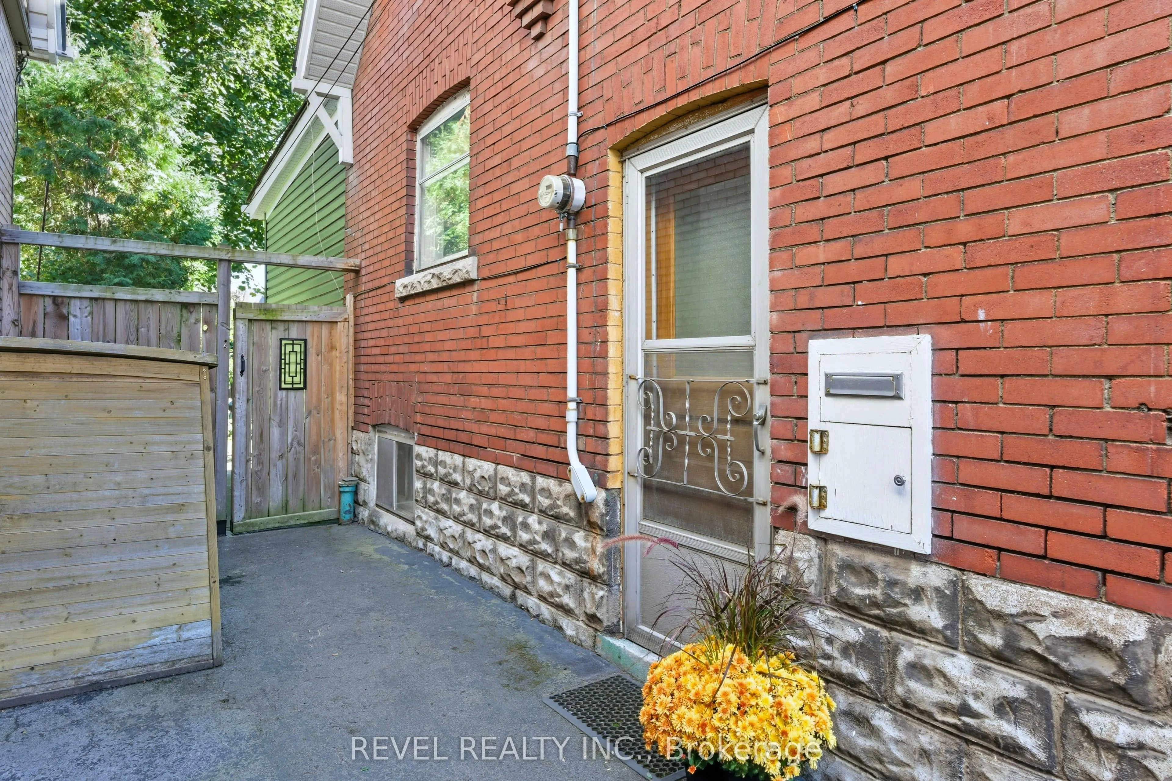 197 Balmoral Avenue S