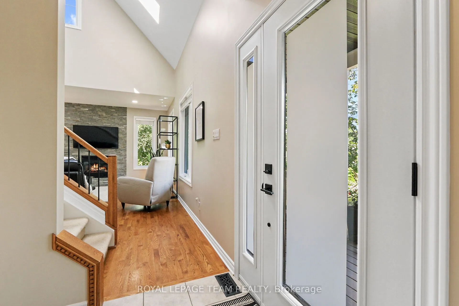 2893 Barlow Crescent