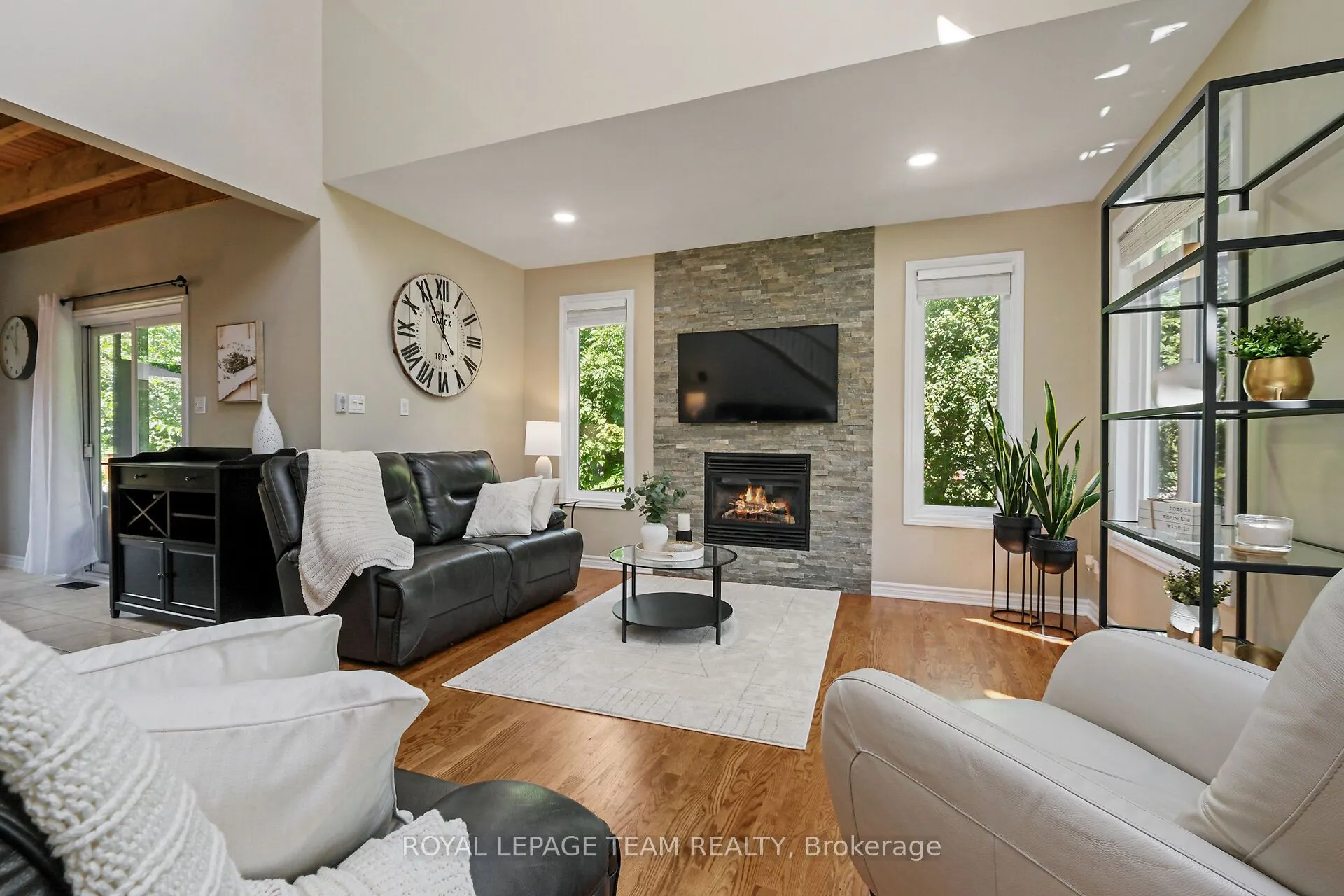 2893 Barlow Crescent