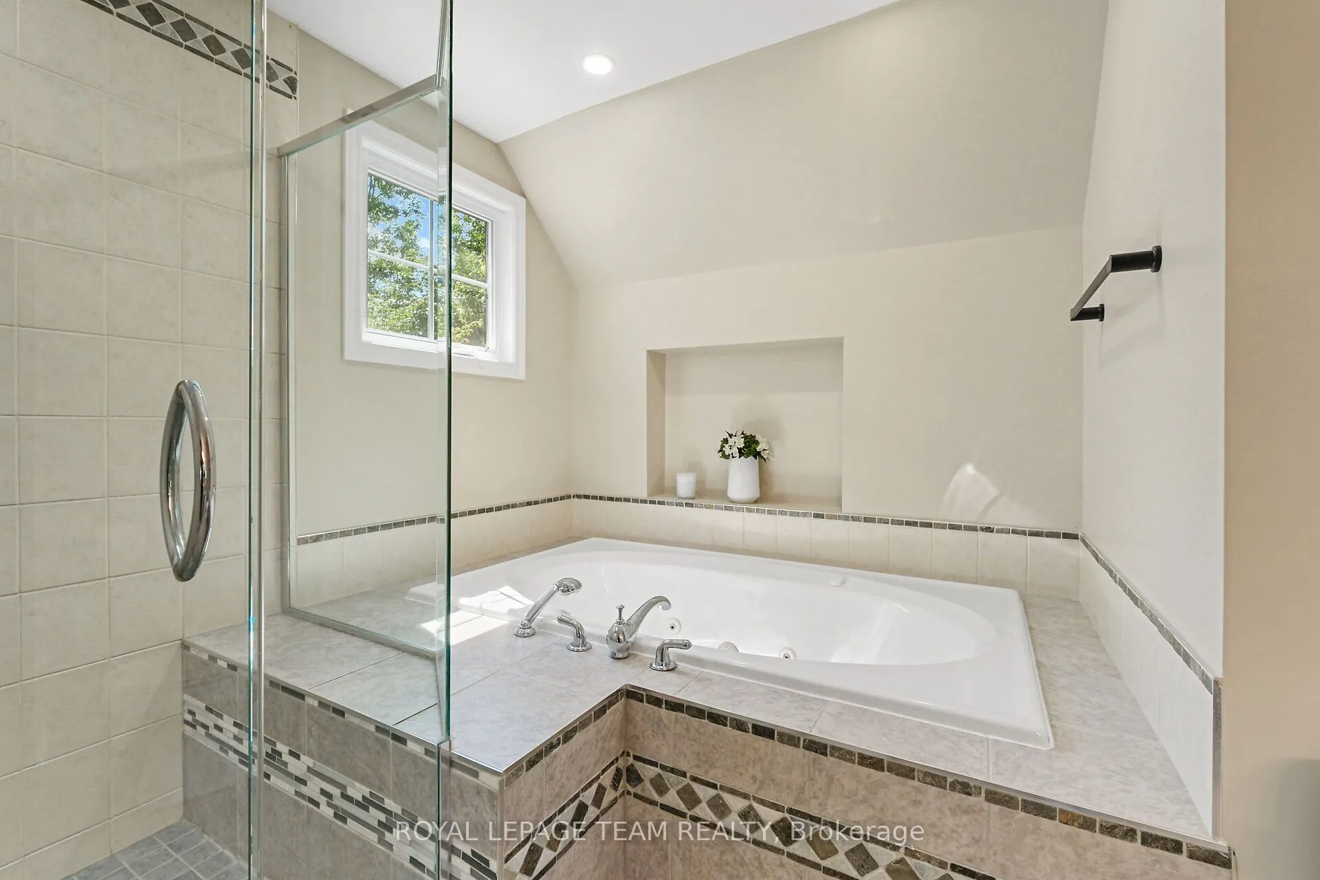 2893 Barlow Crescent