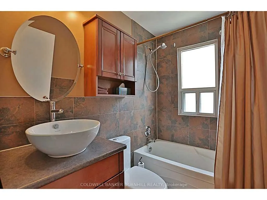 606 Brucedale Avenue E, #Upper L