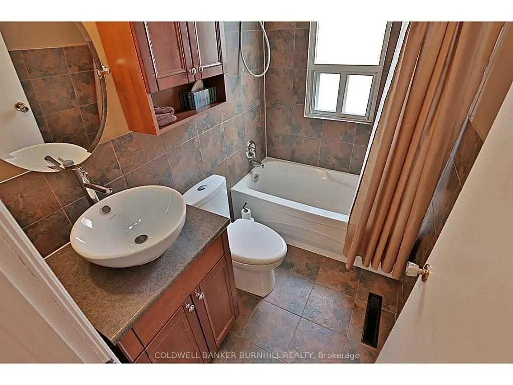 606 Brucedale Avenue E, #Upper L