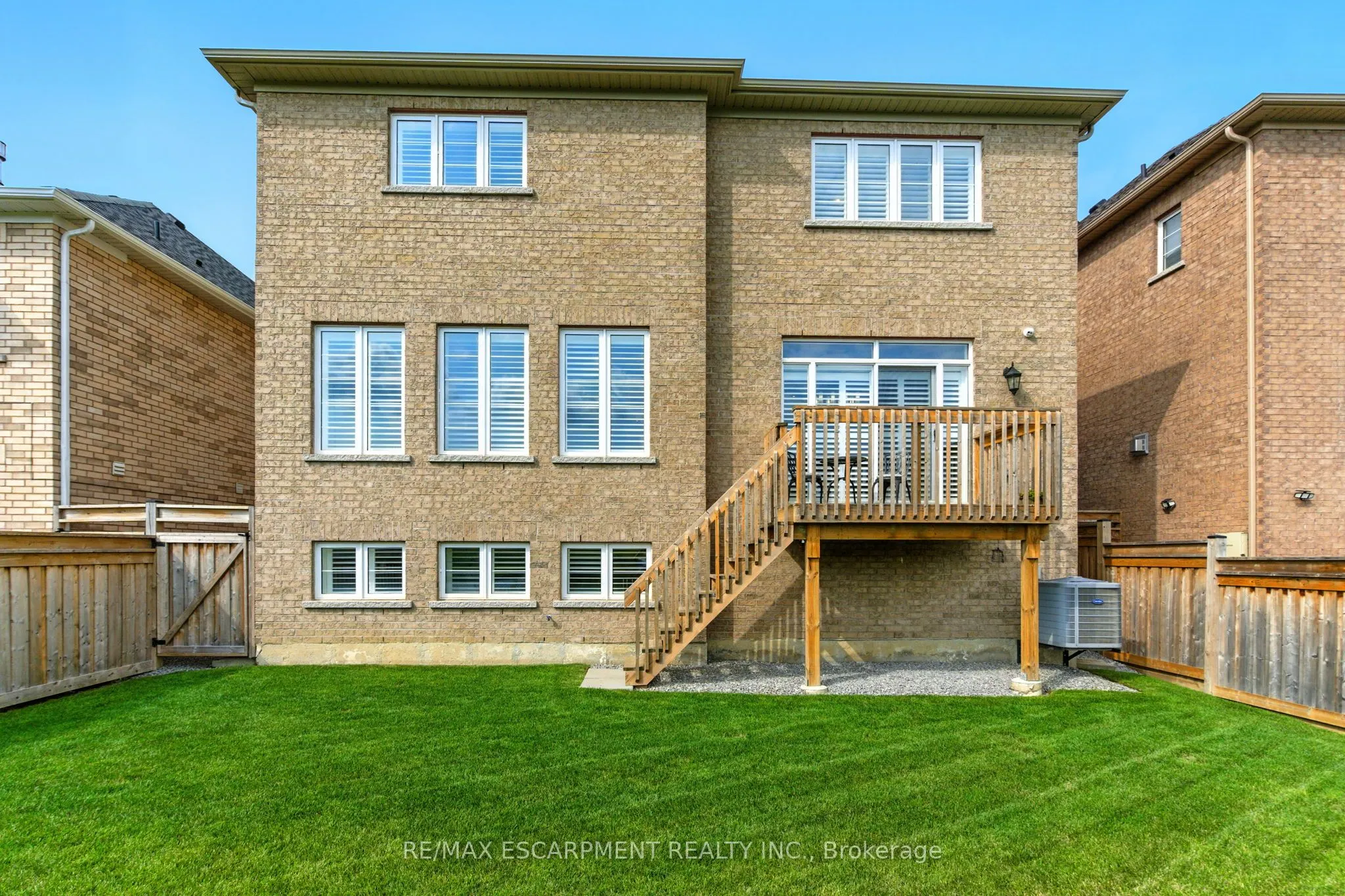 15 Robarts Drive
