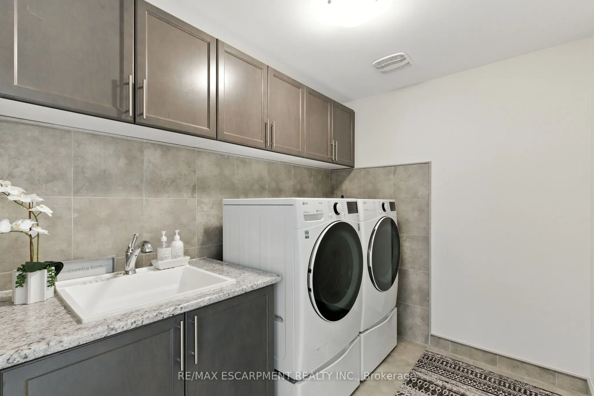 15 Robarts Drive