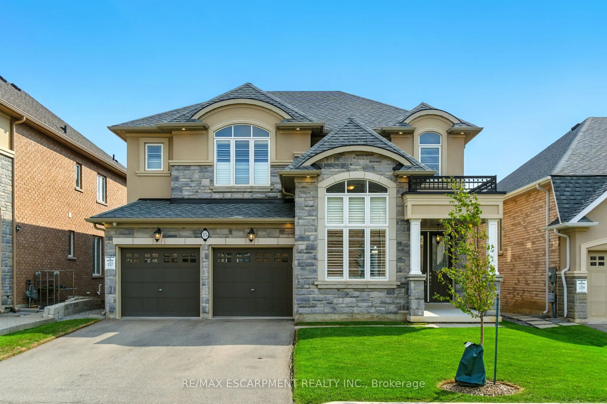 15 Robarts Drive