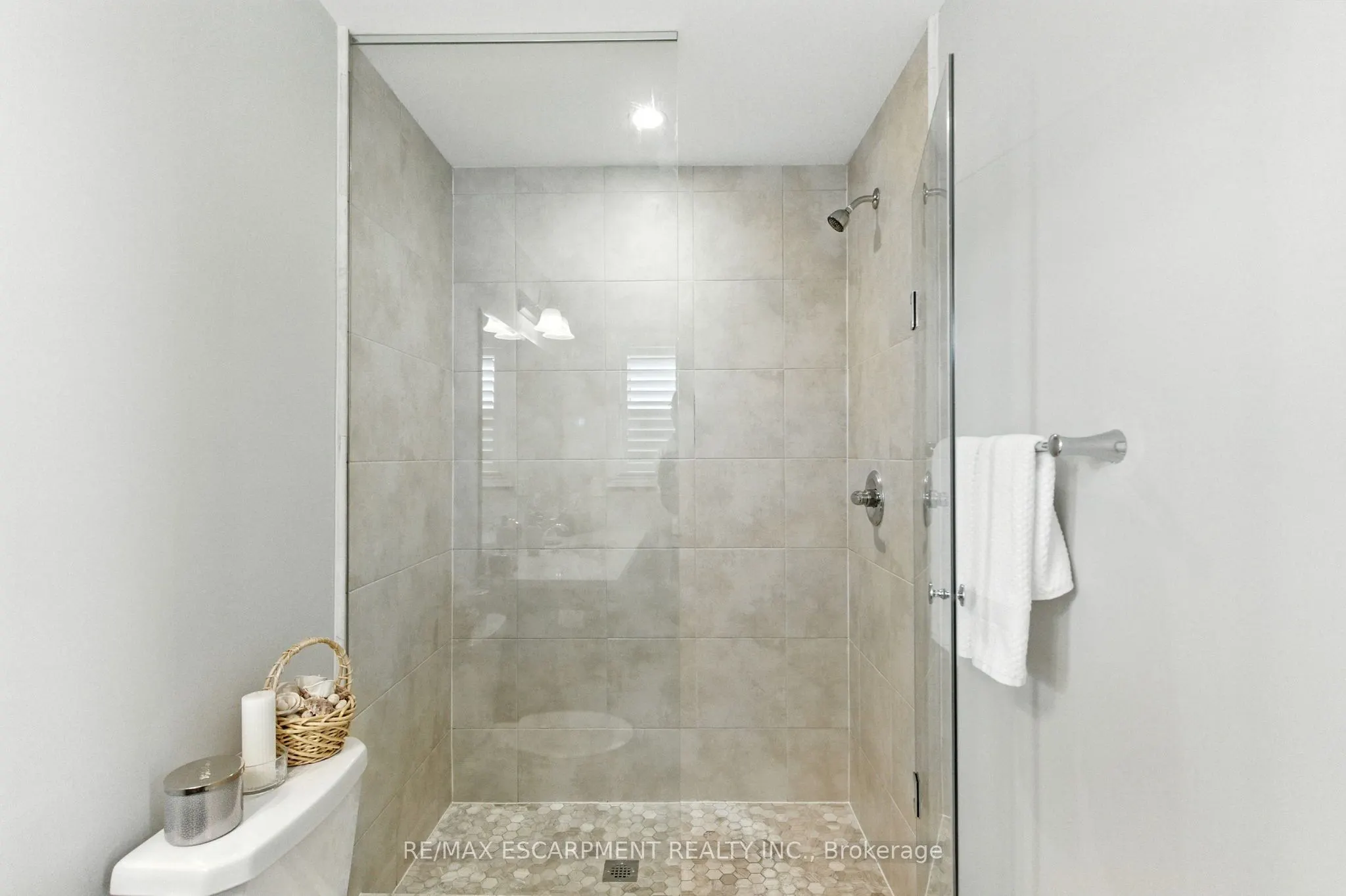 15 Robarts Drive