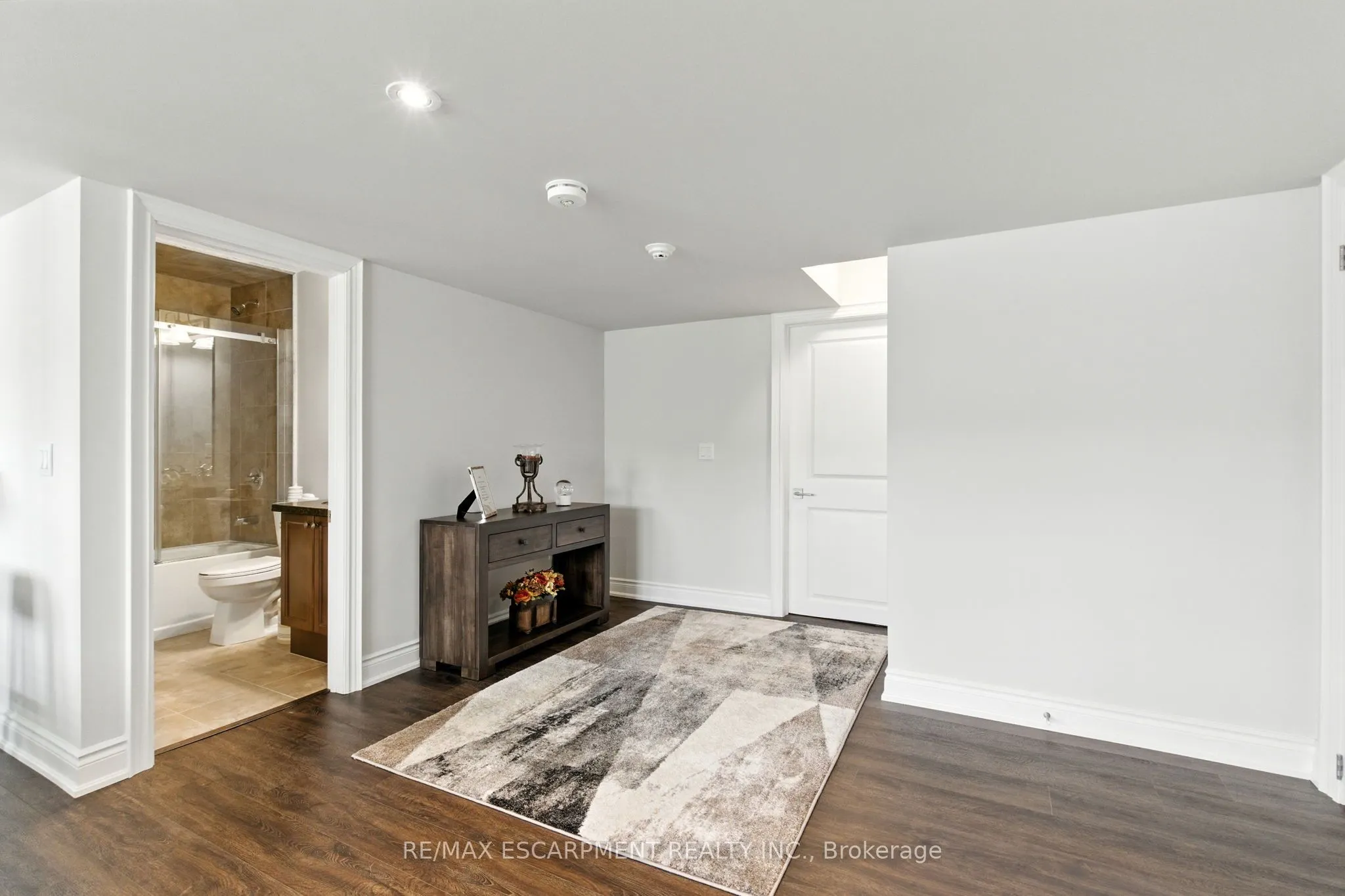 15 Robarts Drive