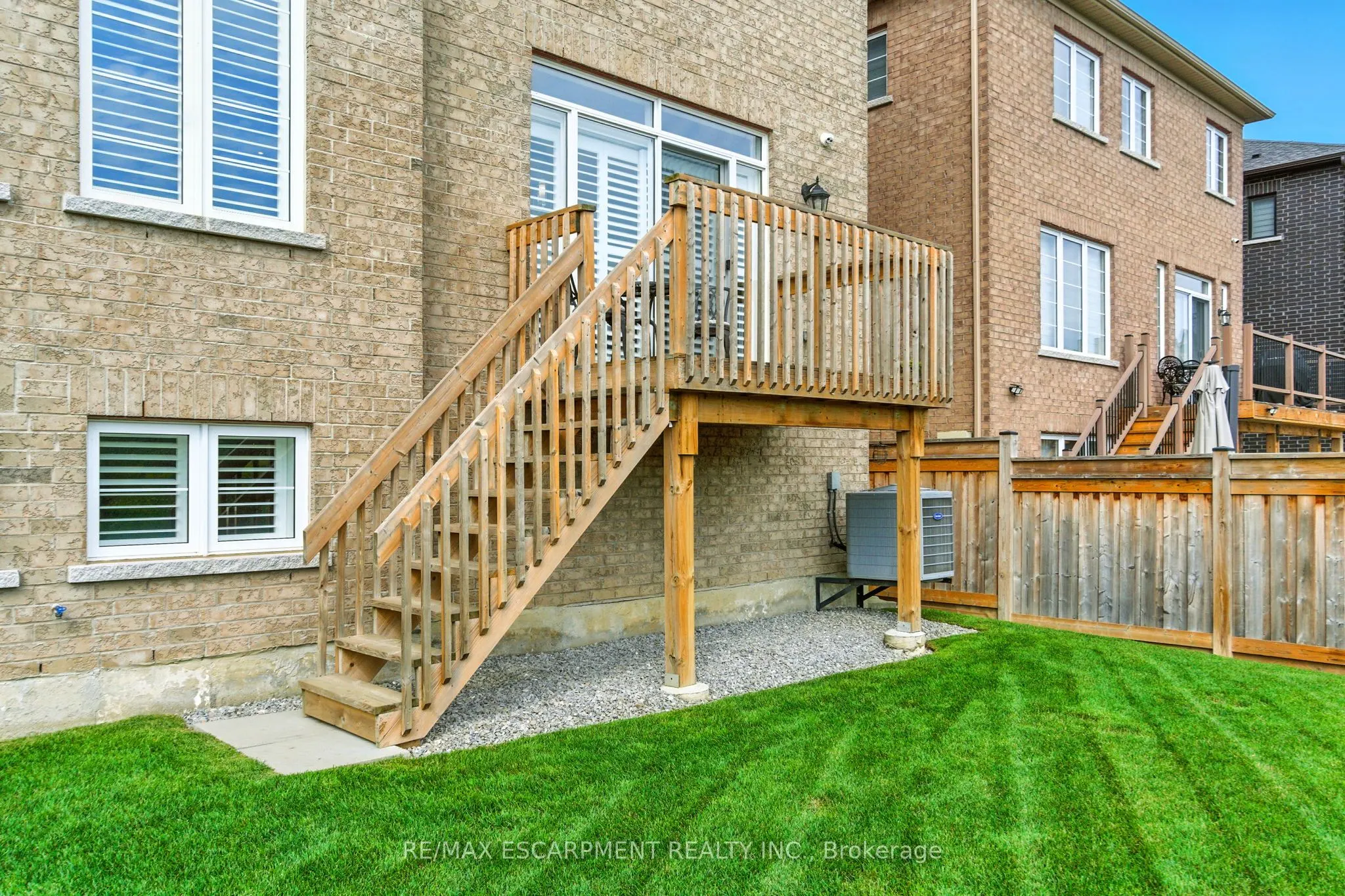 15 Robarts Drive