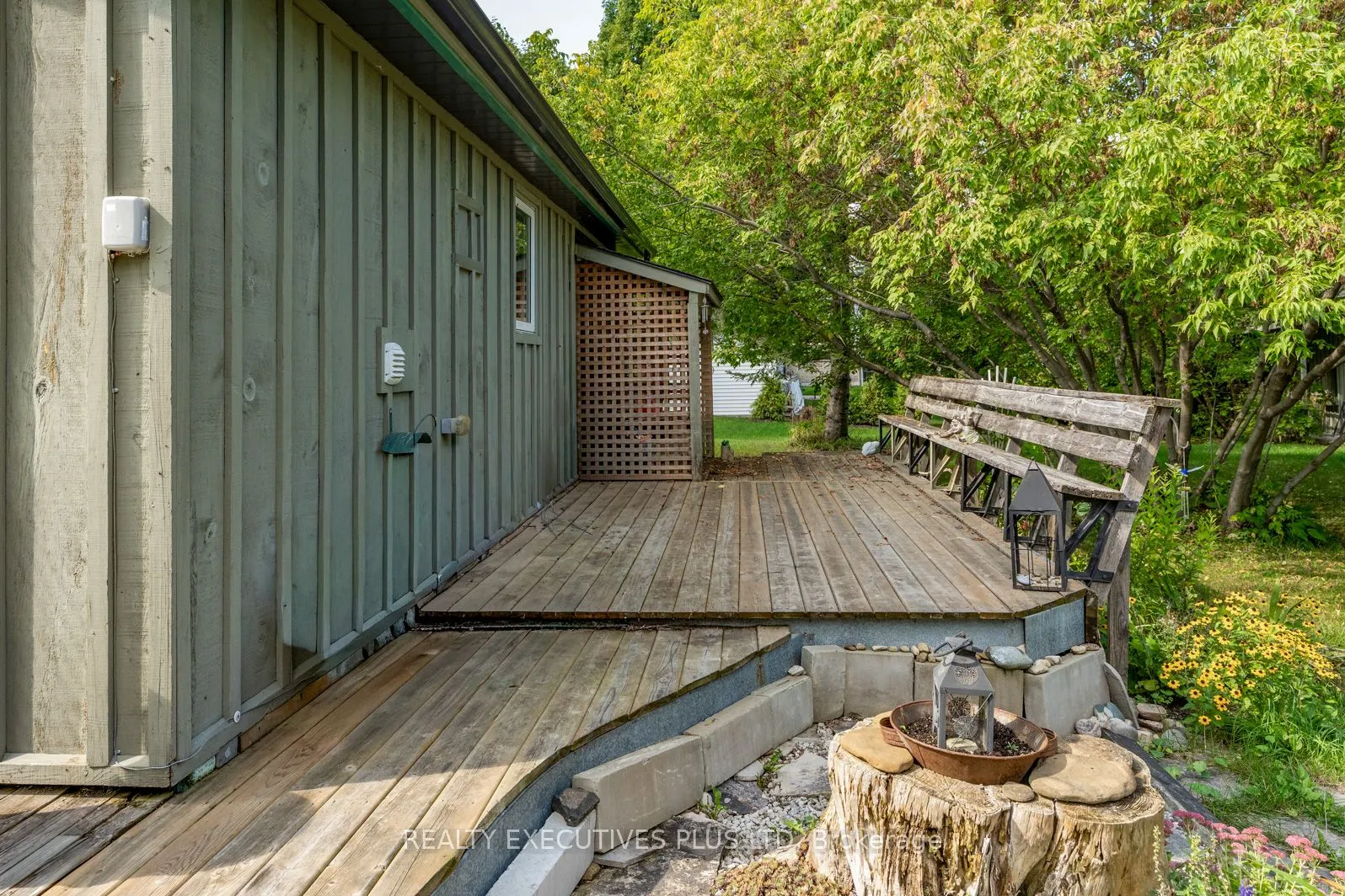 94 Huron Street E