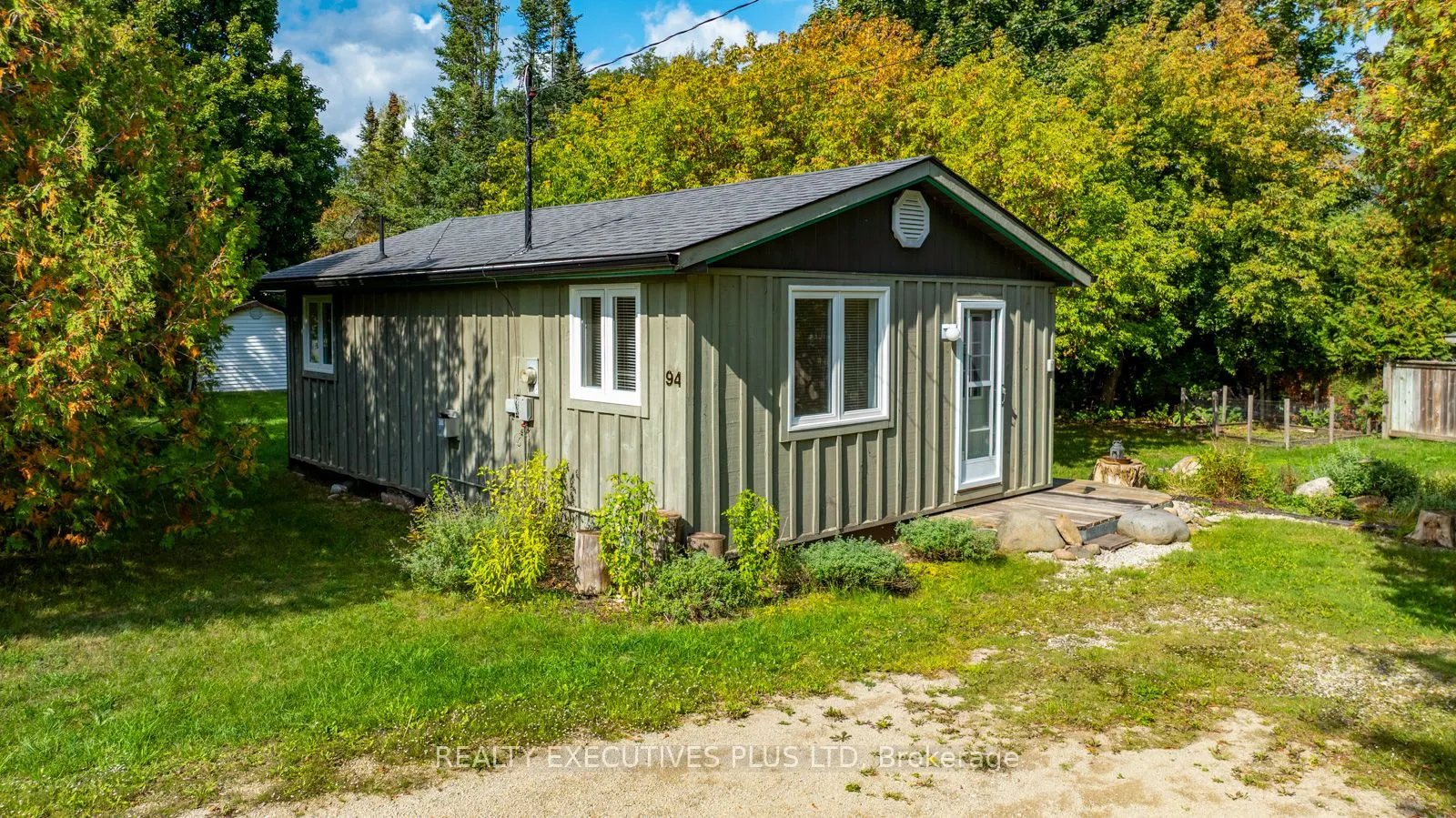 94 Huron Street E