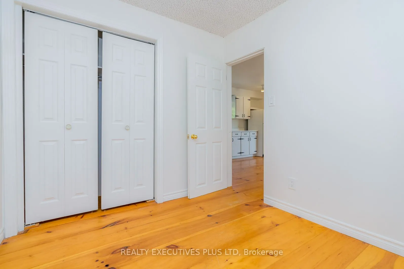94 Huron Street E