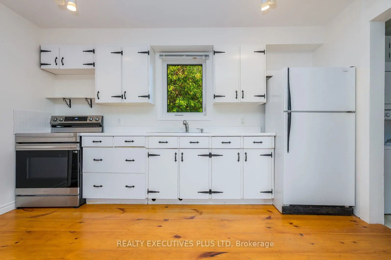 94 Huron Street E