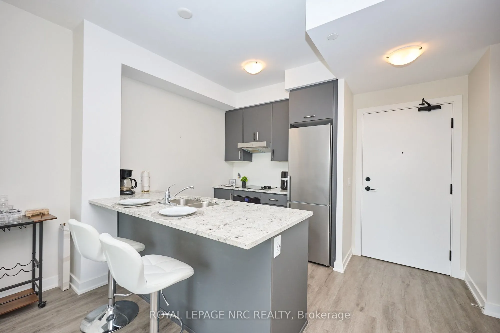 600 North Service Road, #221