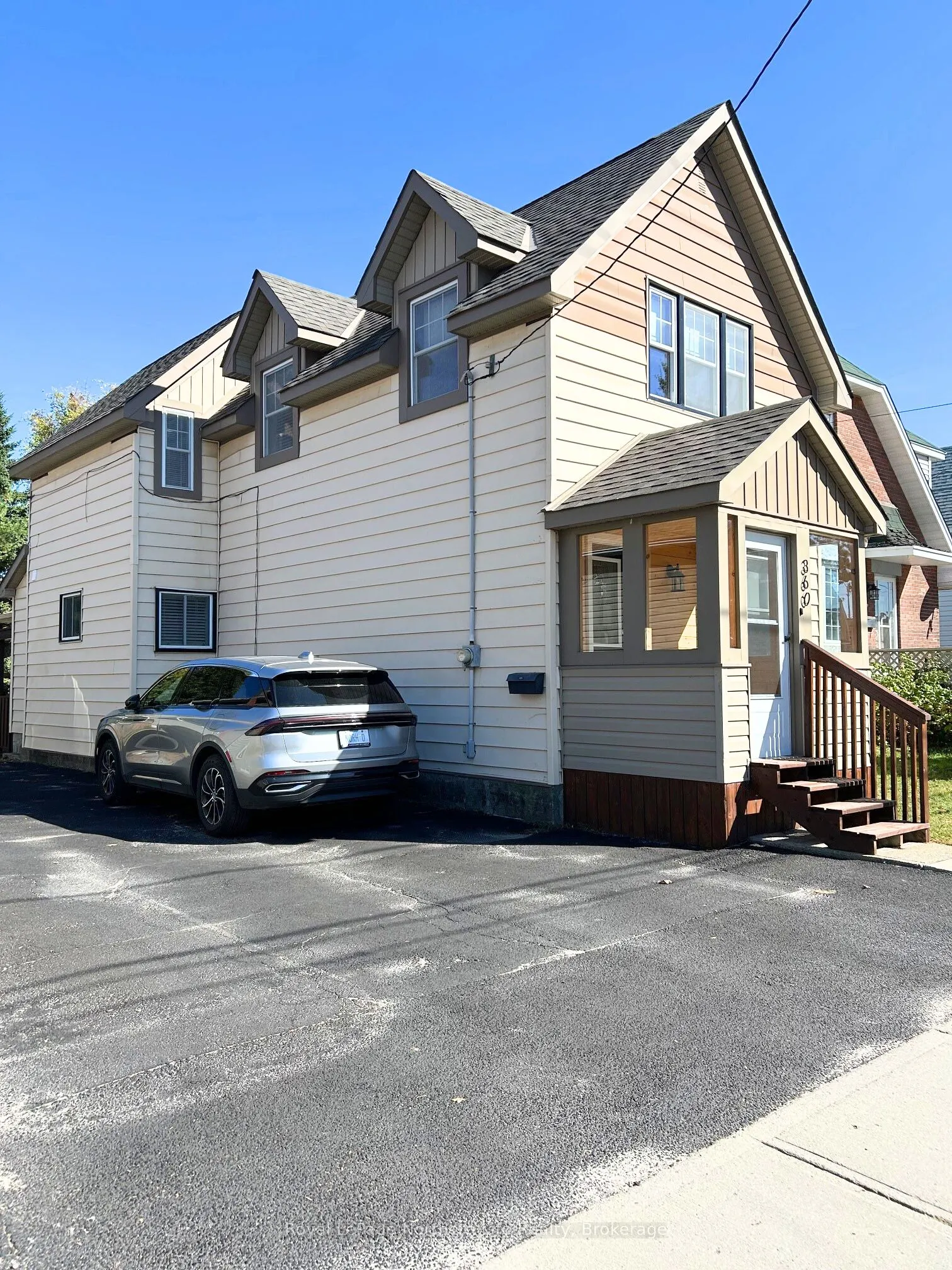 360 Worthington Street W