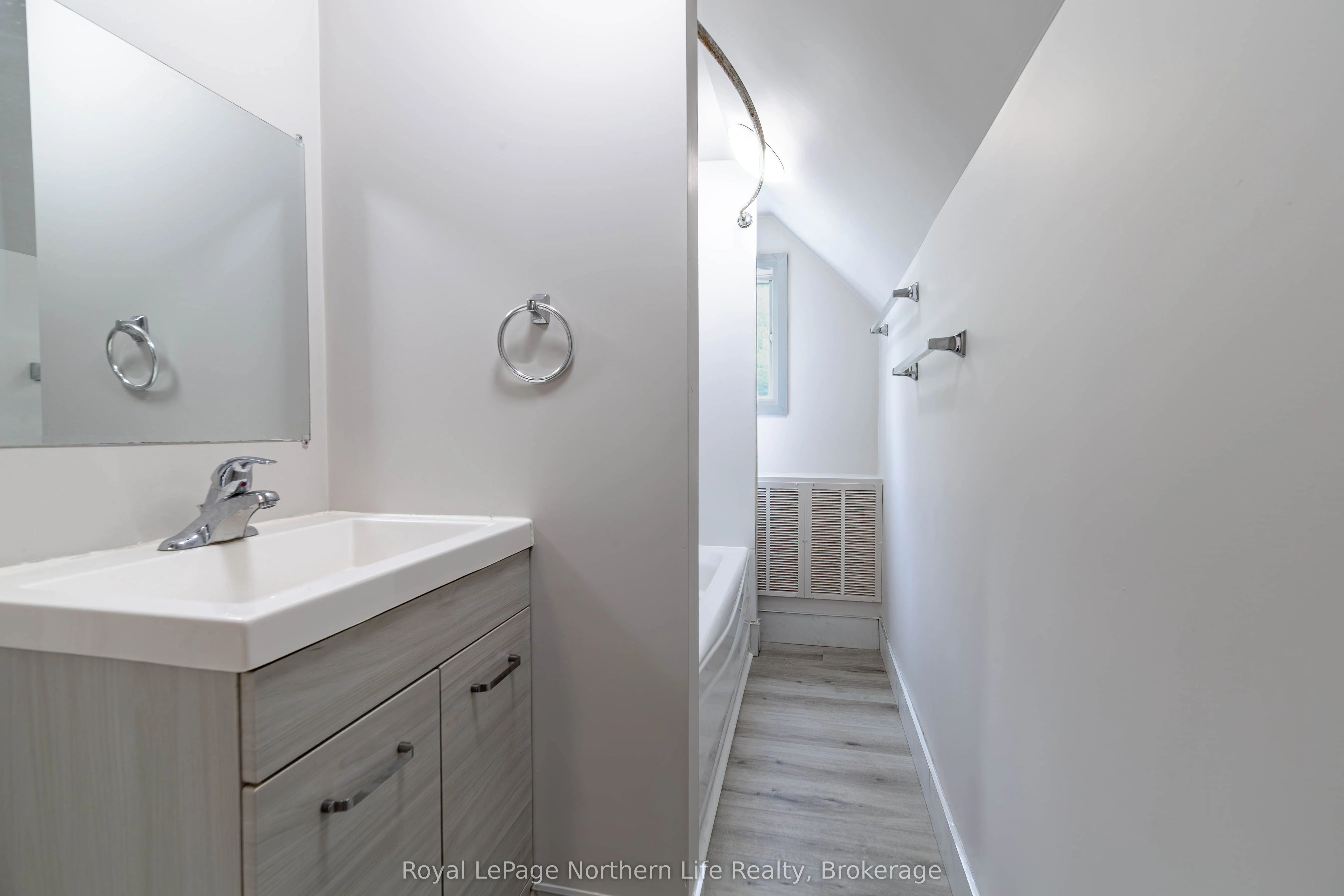 360 Worthington Street W