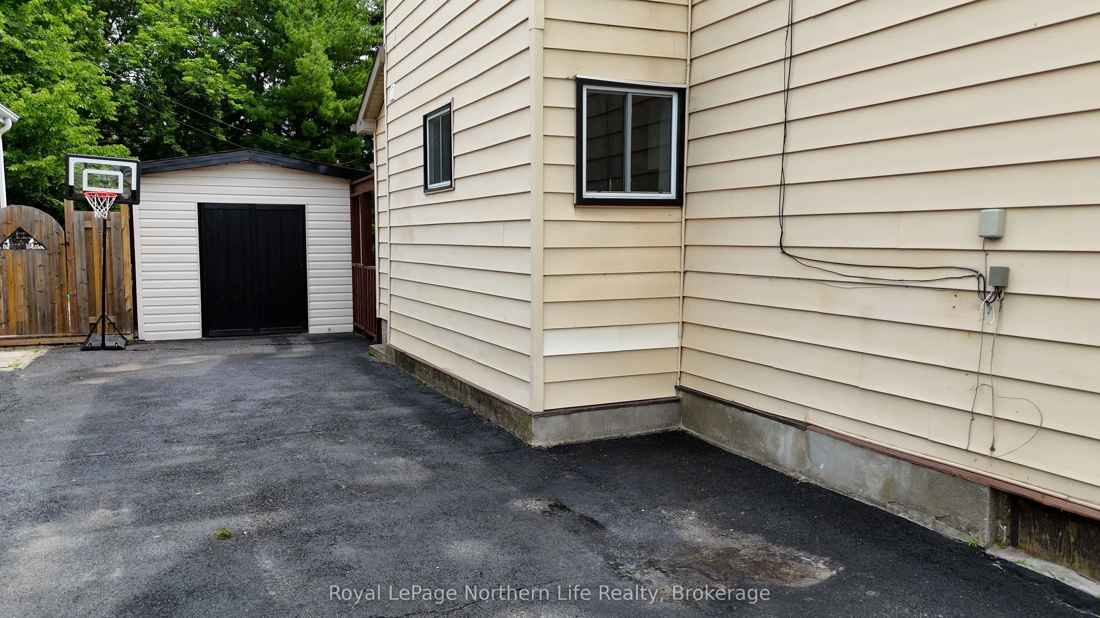 360 Worthington Street W