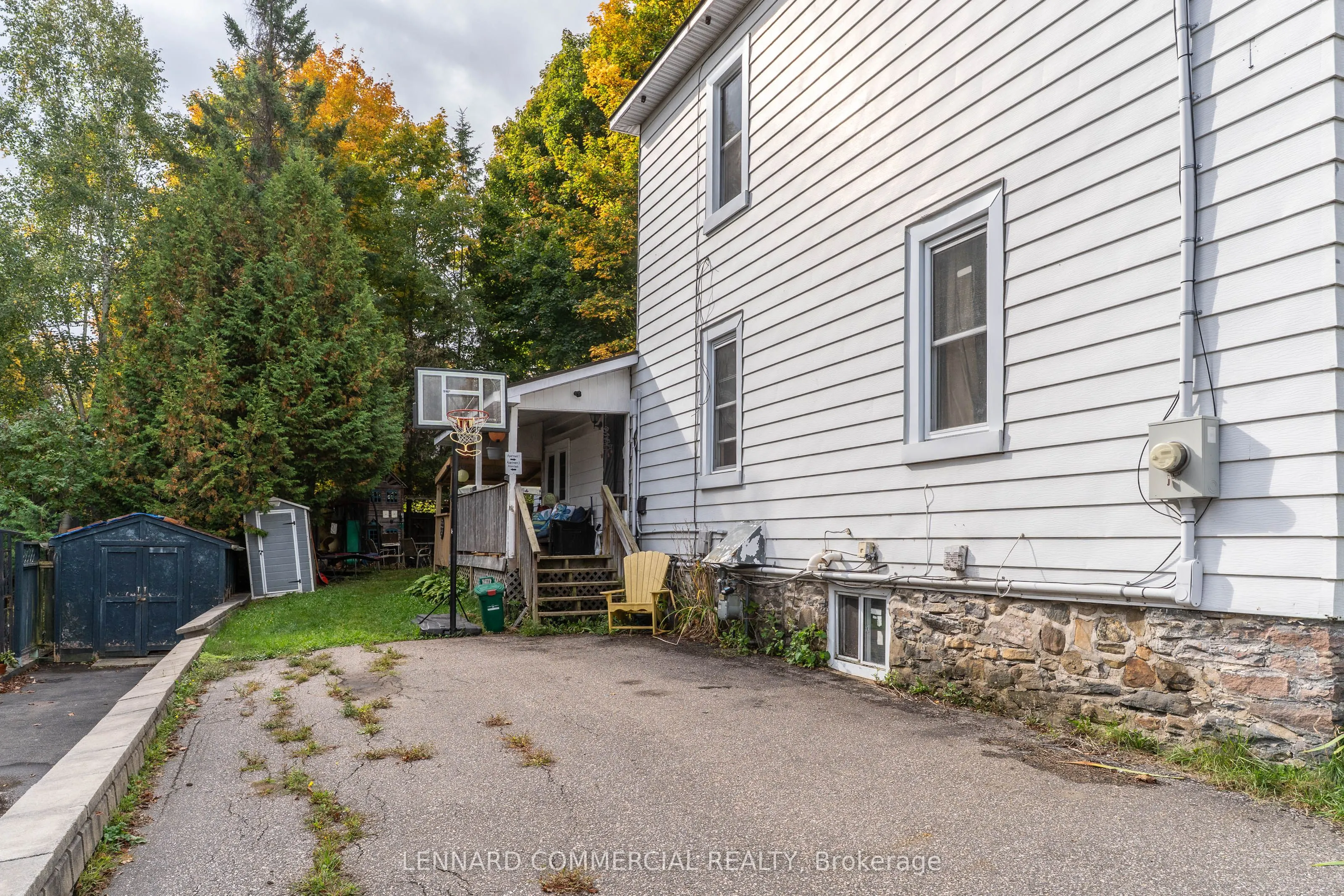 11 Minerva Street W