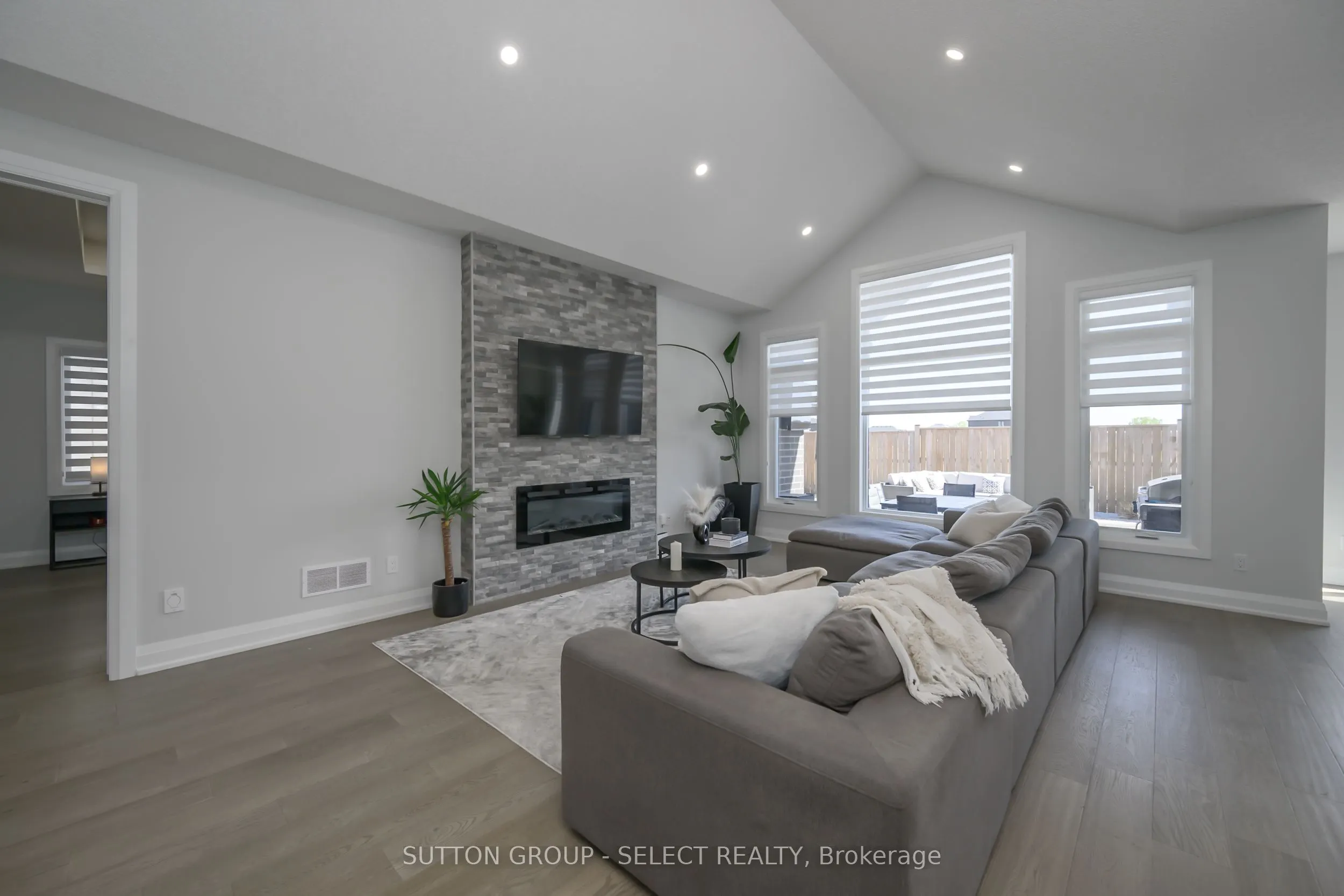 383 Daventry Way, #77