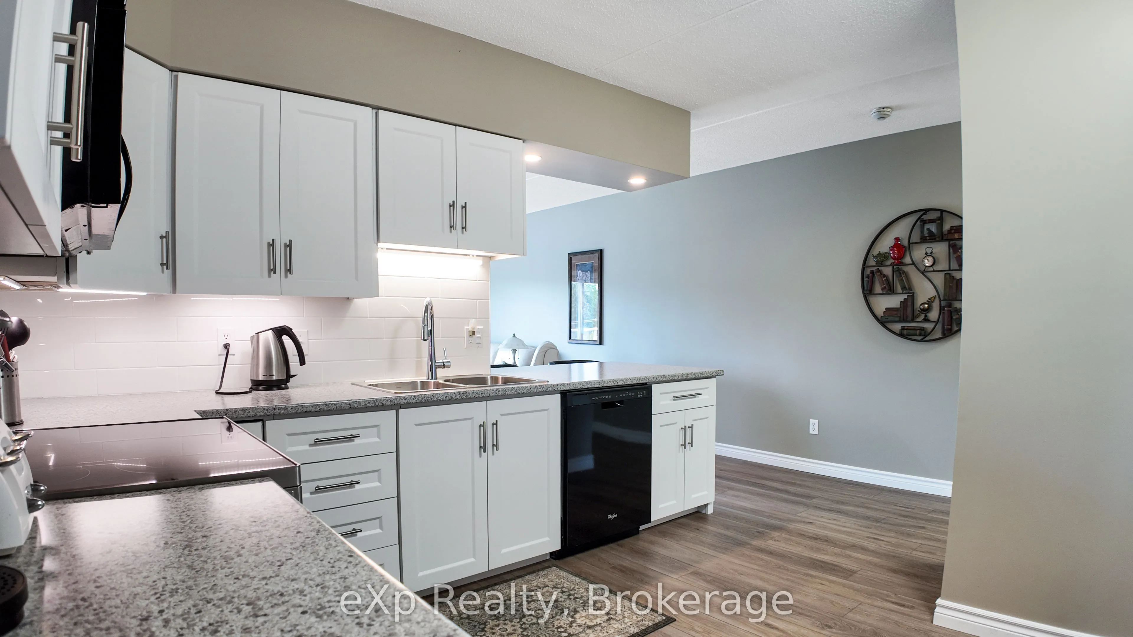 203 McNab Street, #405