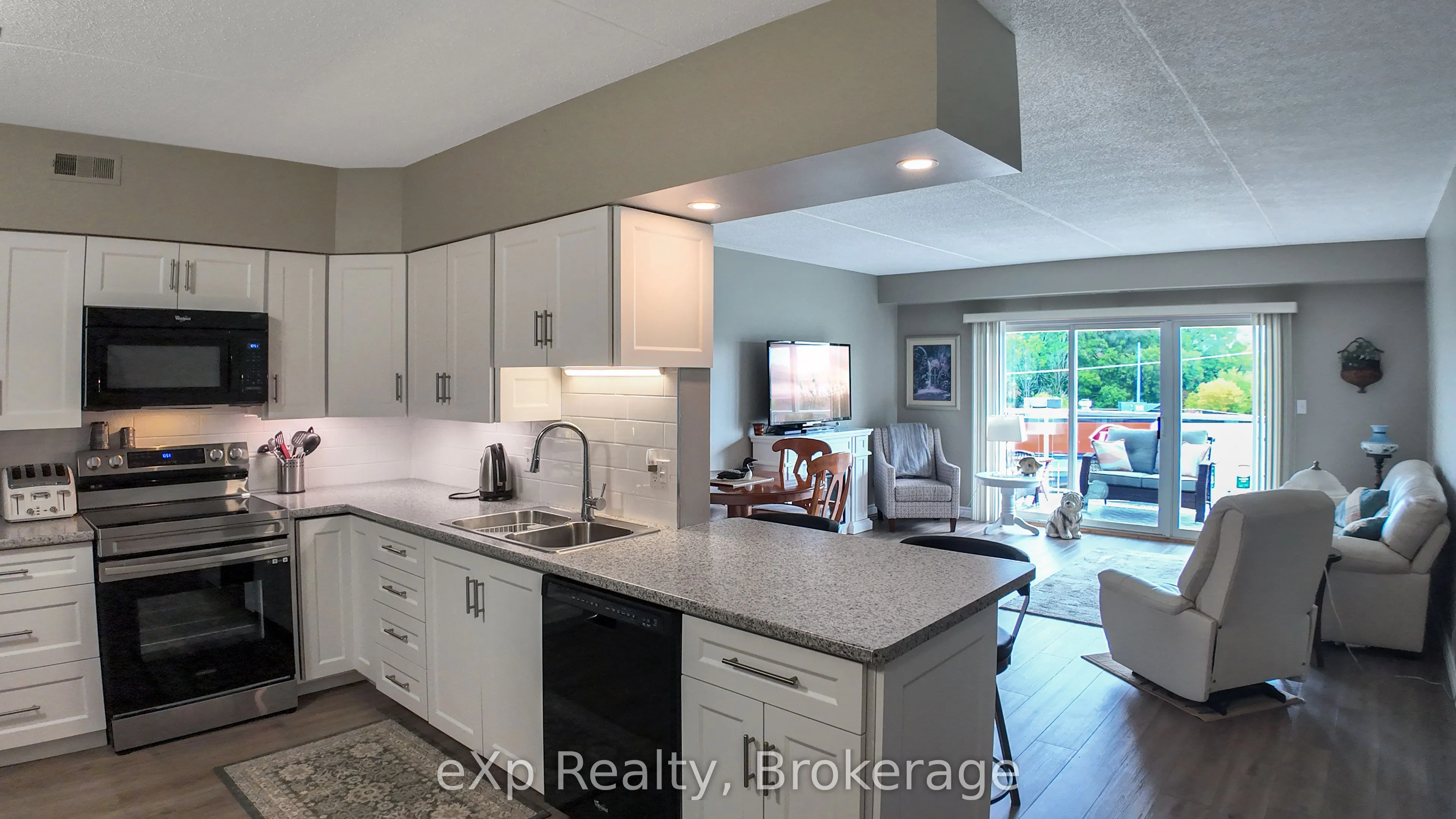 203 McNab Street, #405