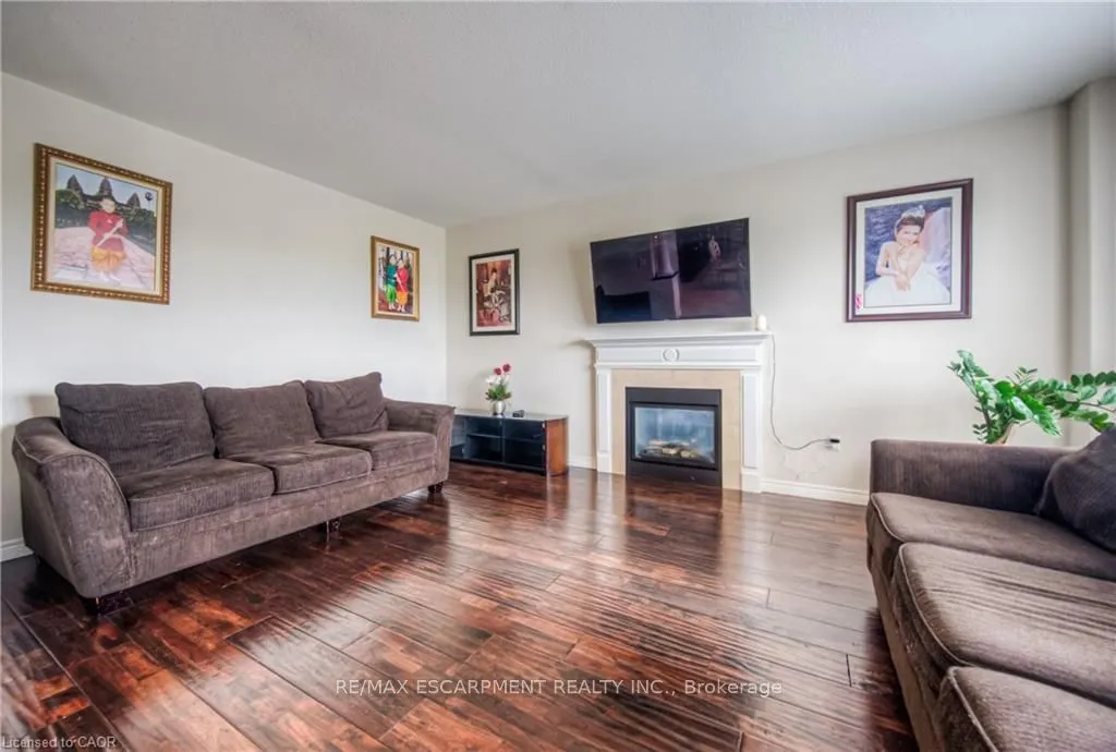 83 Boulder Crescent