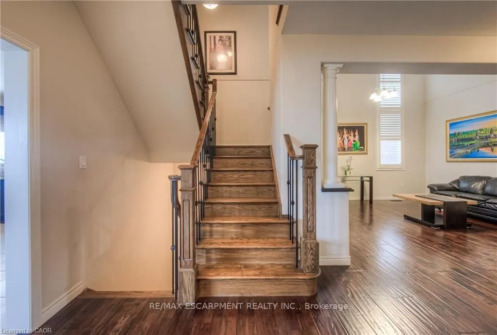 83 Boulder Crescent