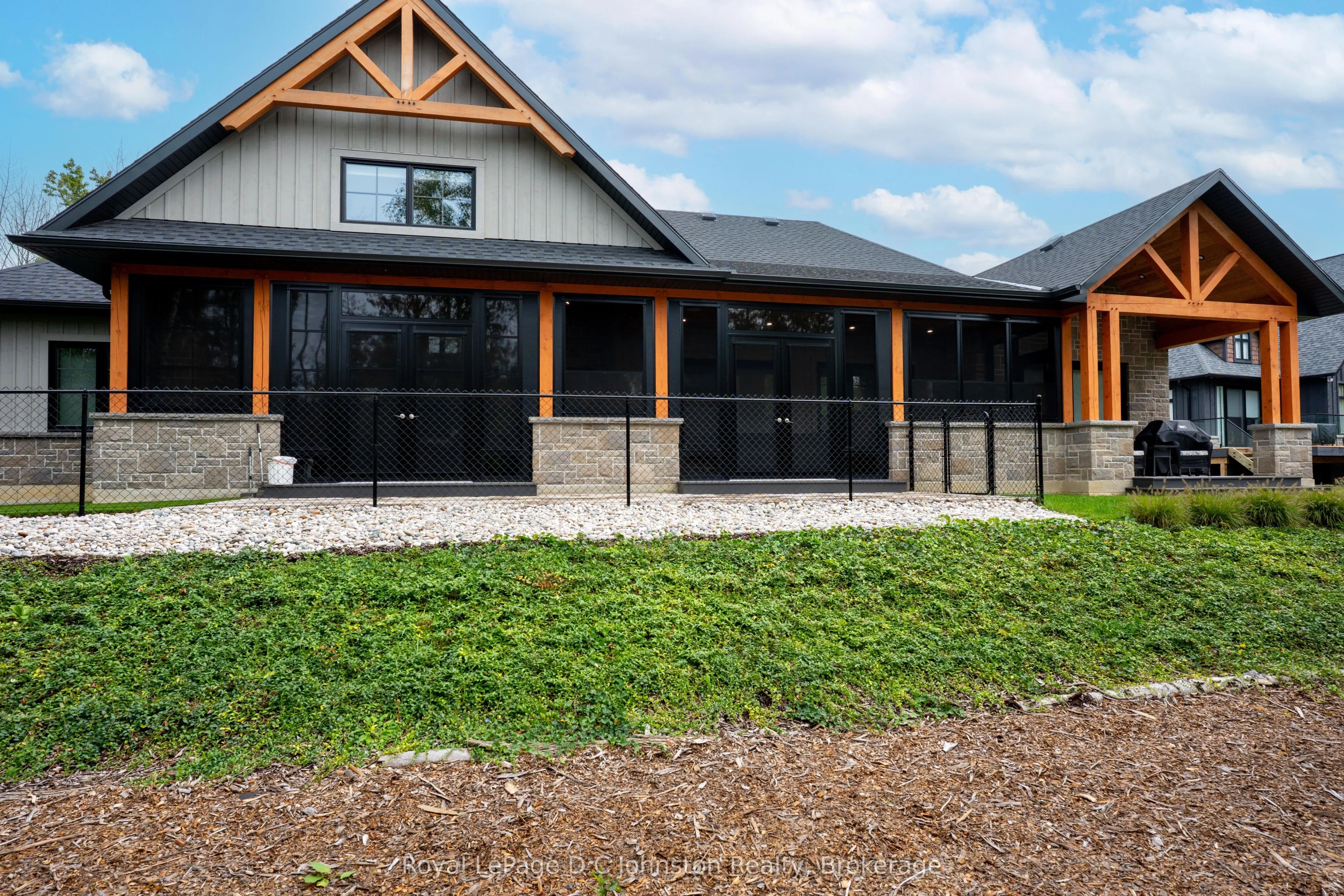 28 Lakeside Woods Crescent
