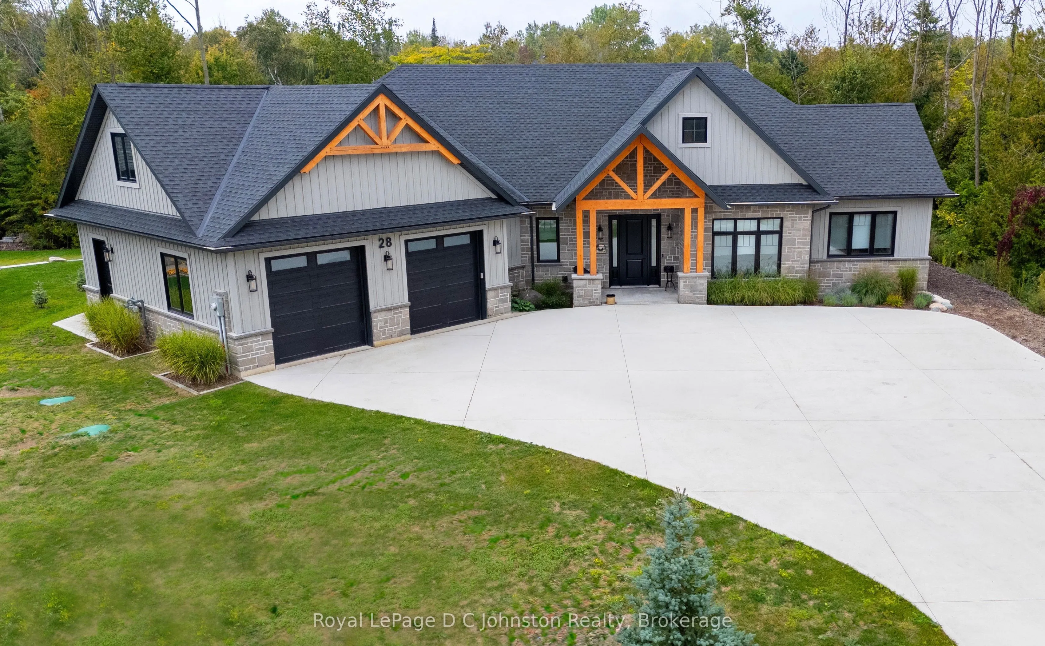 28 Lakeside Woods Crescent