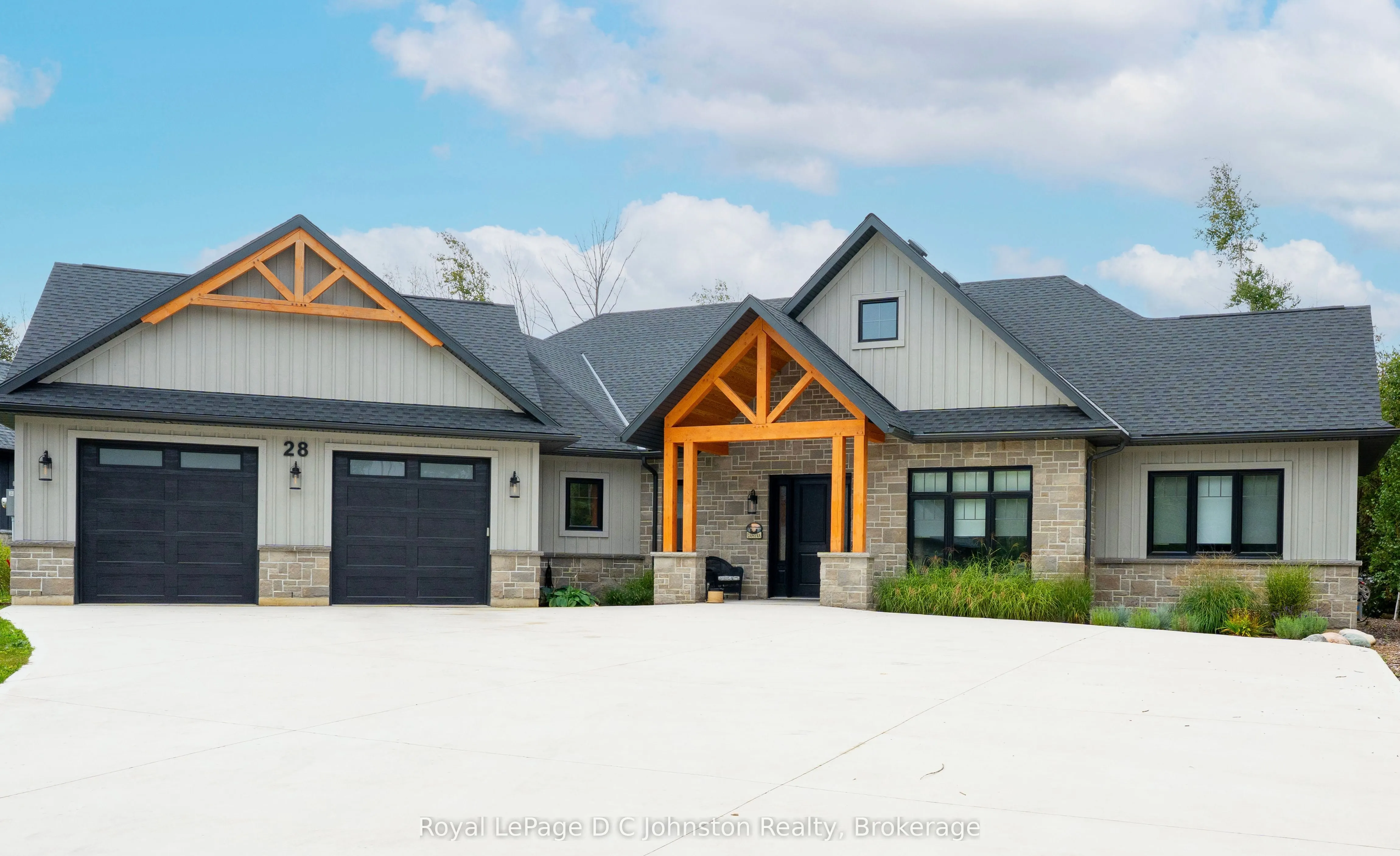 28 Lakeside Woods Crescent