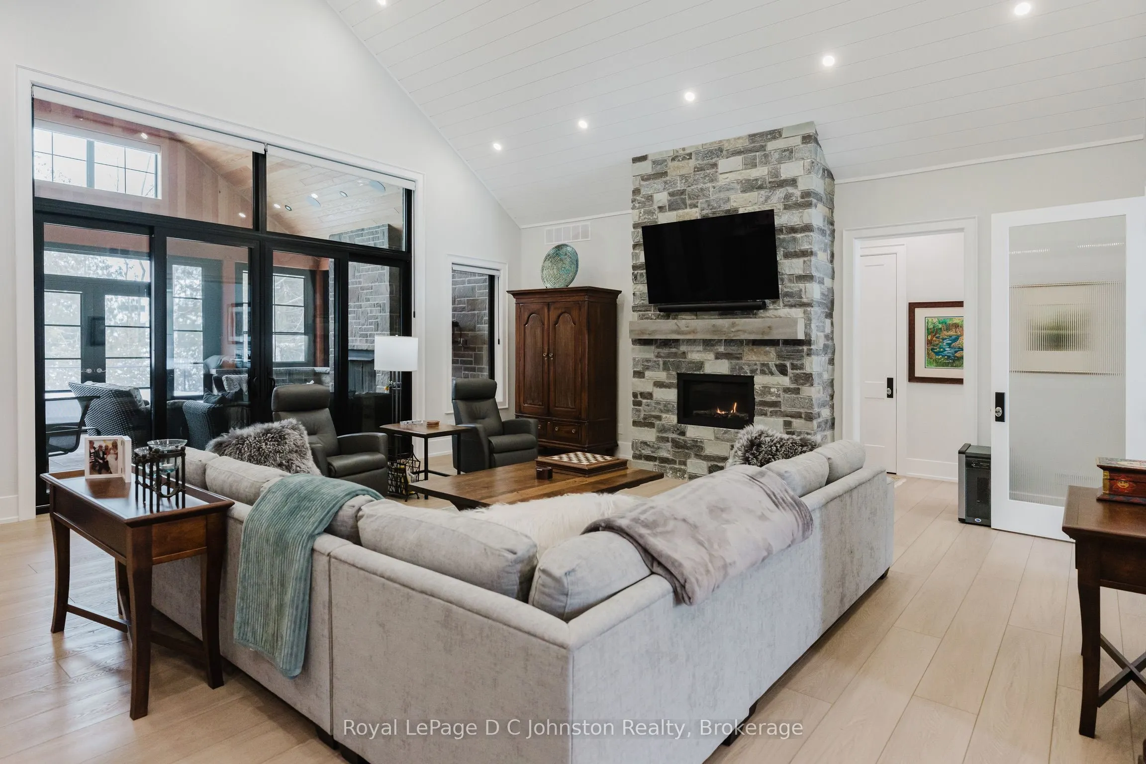 28 Lakeside Woods Crescent