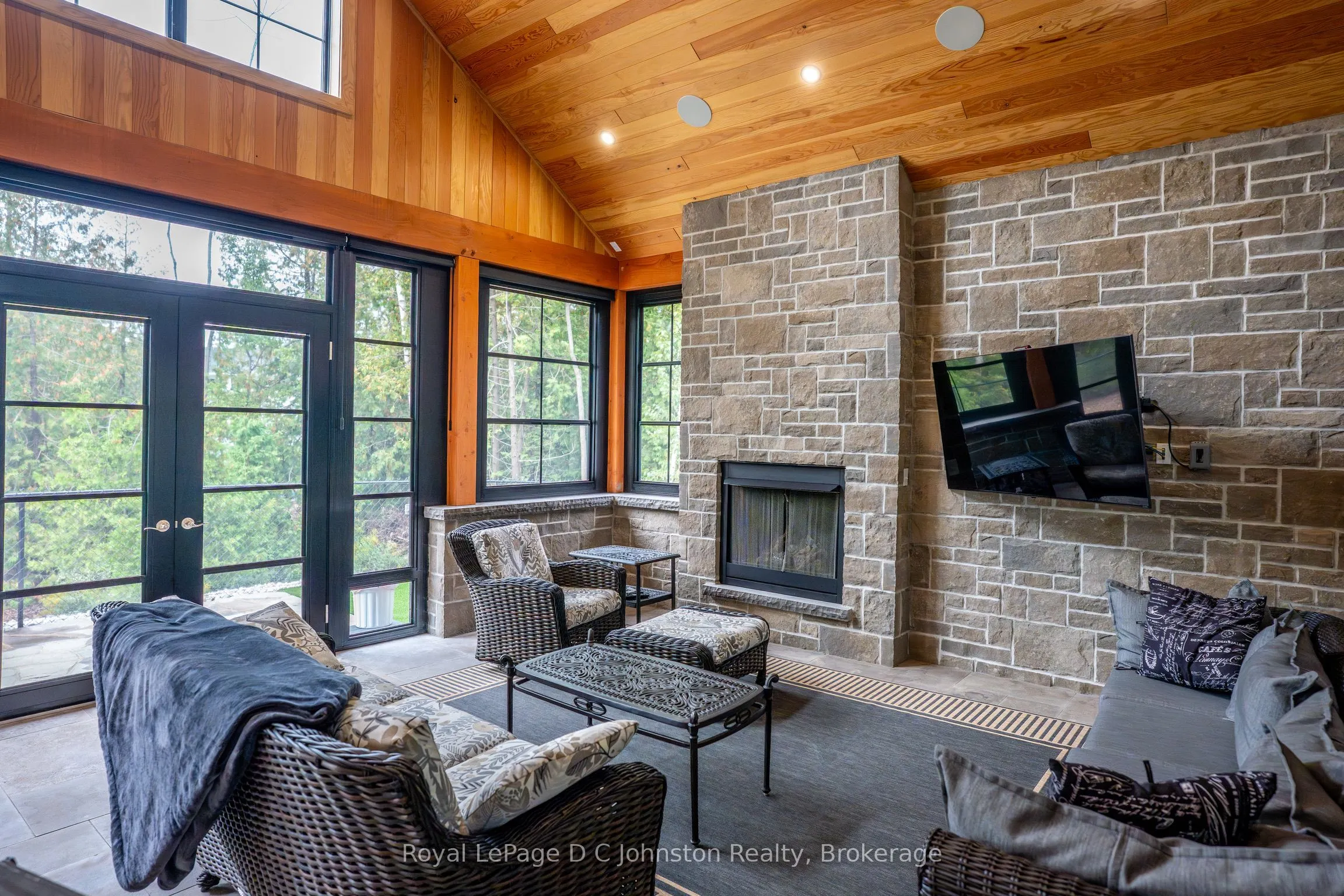 28 Lakeside Woods Crescent