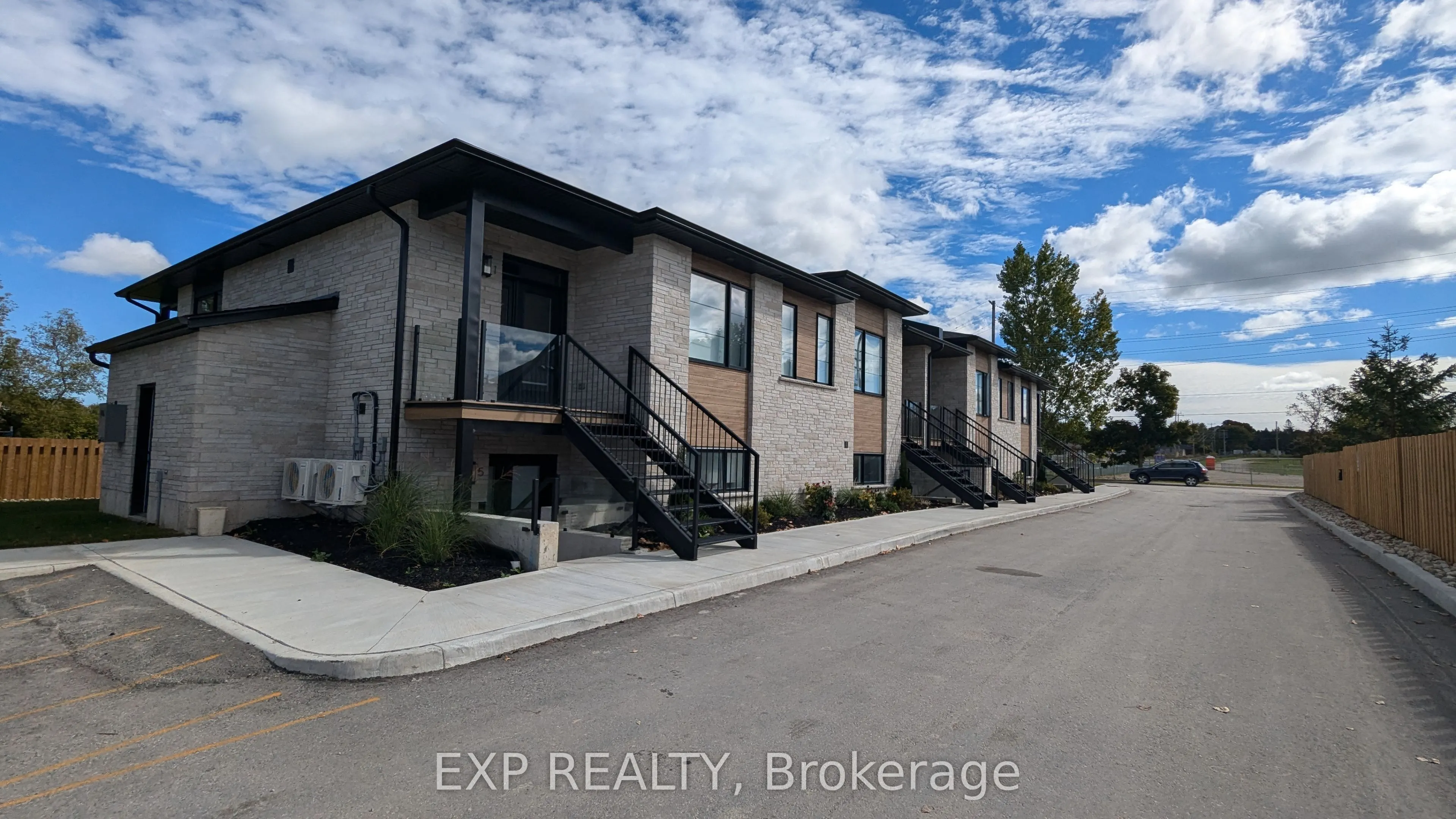 405 Wellington Street, #6