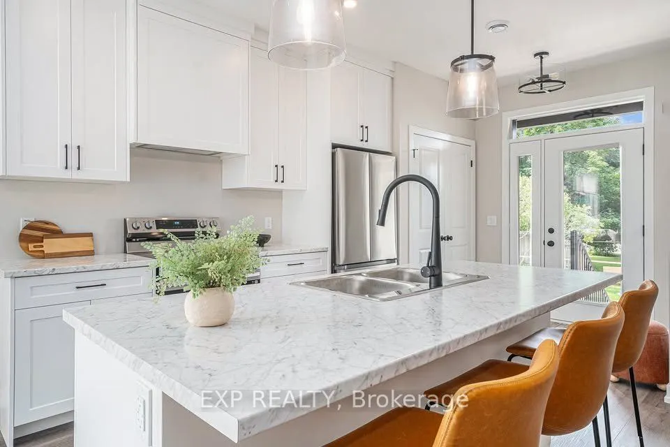 405 Wellington Street, #6