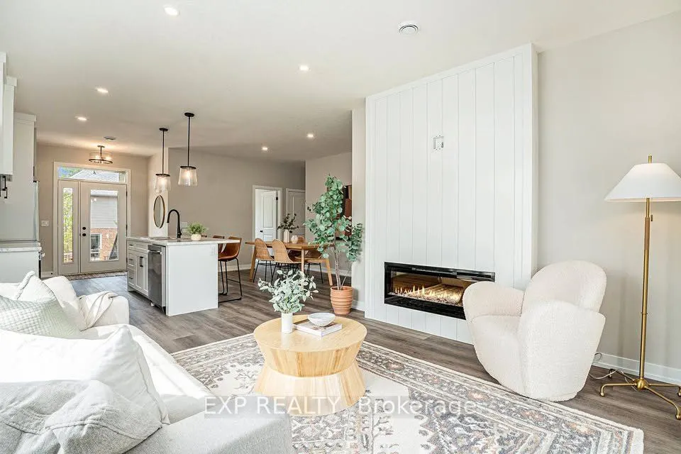 405 Wellington Street, #6