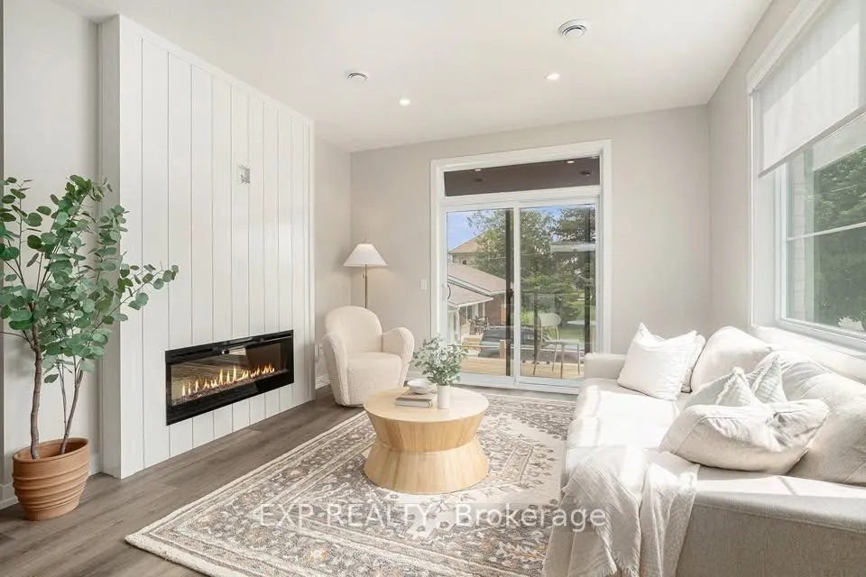 405 Wellington Street, #6