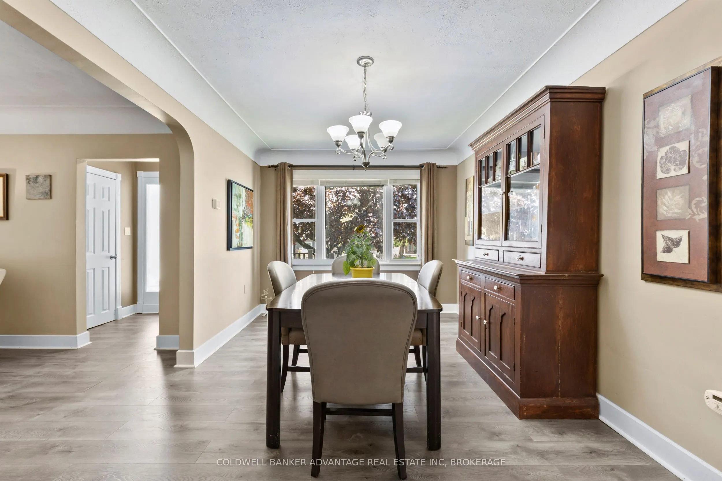 302 Main Street E