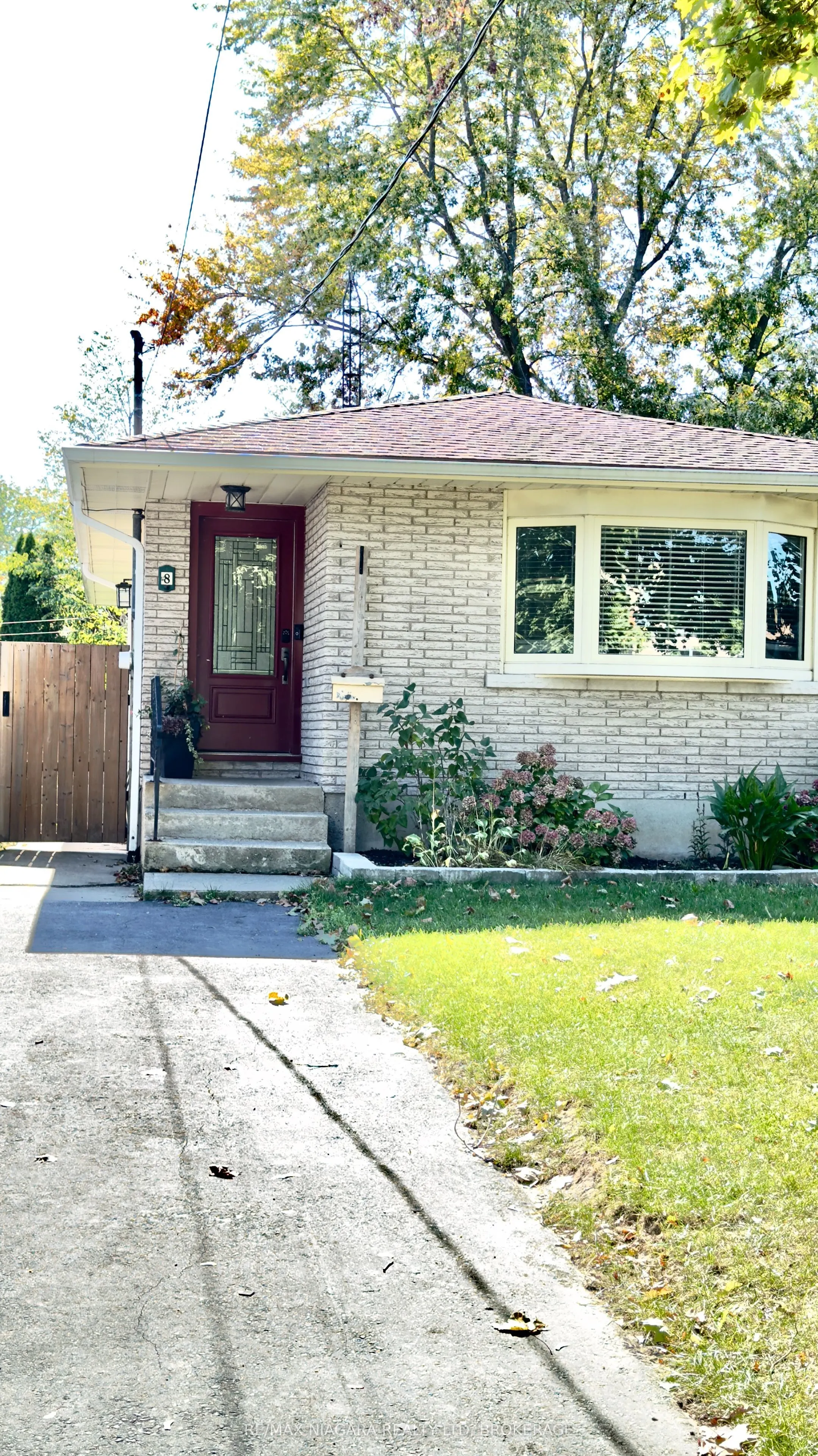 8 Lakehurst Drive